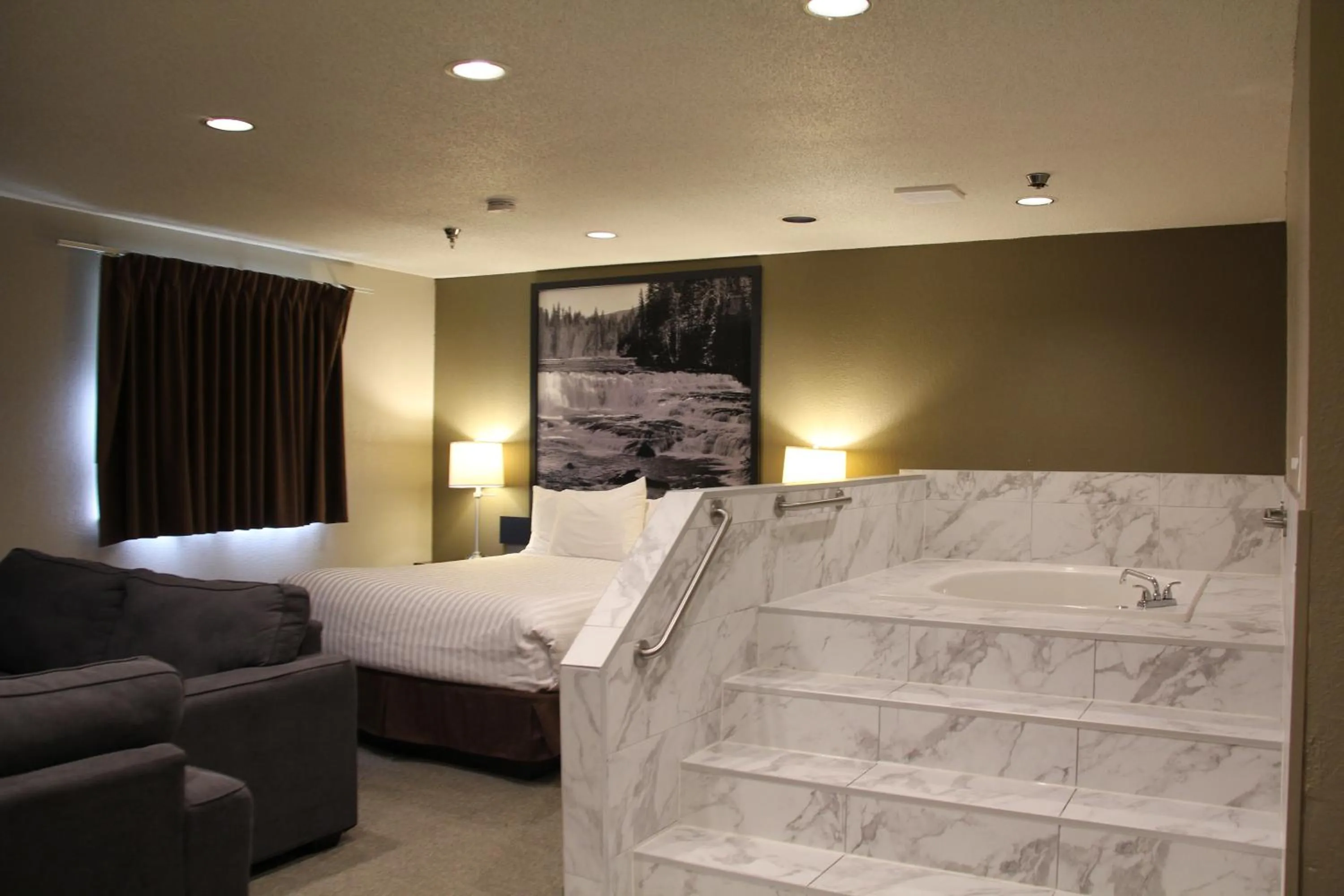 Photo of the whole room, Bed in Super 8 by Wyndham Kamloops On The Hill
