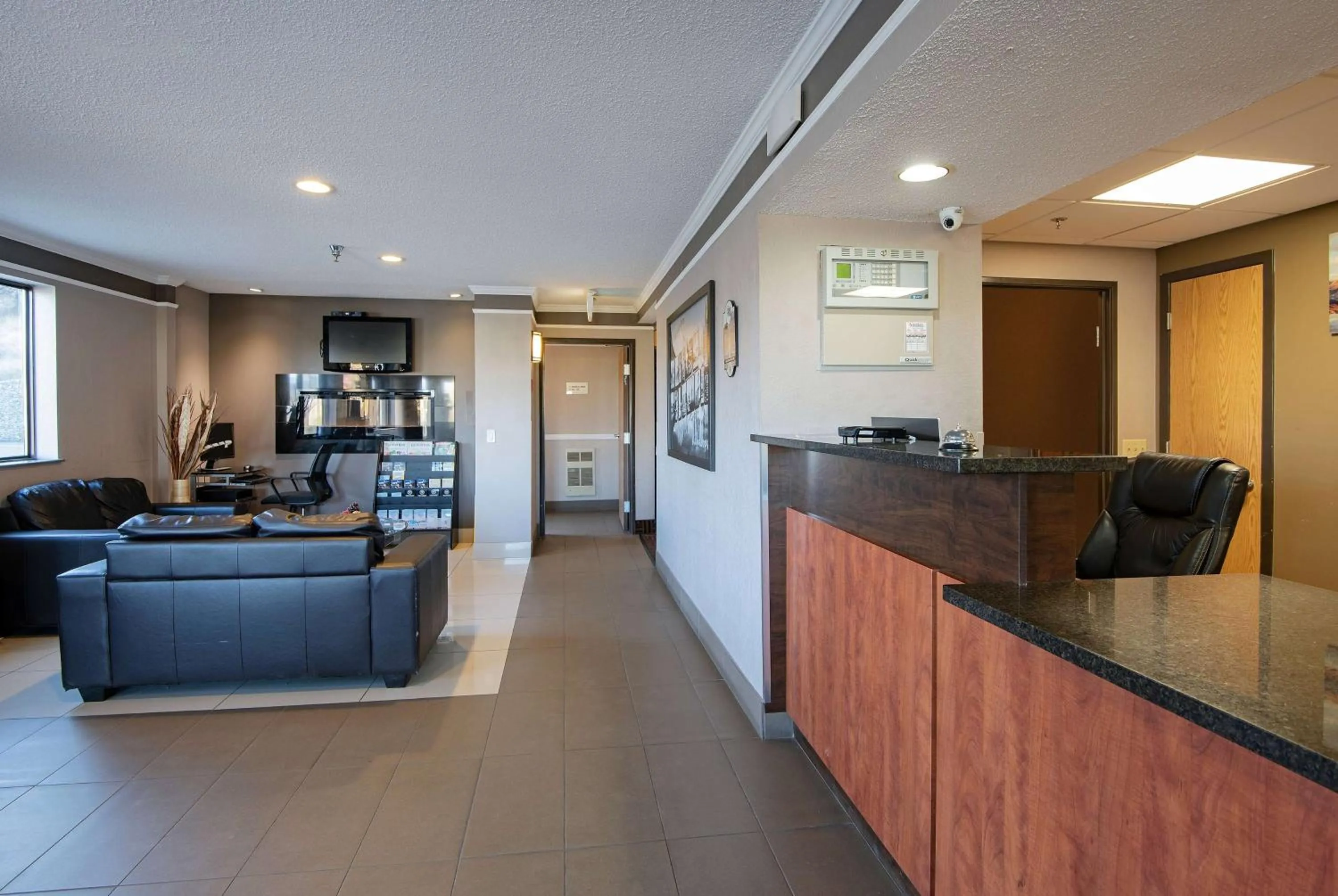 Lobby or reception in Super 8 by Wyndham Kamloops On The Hill