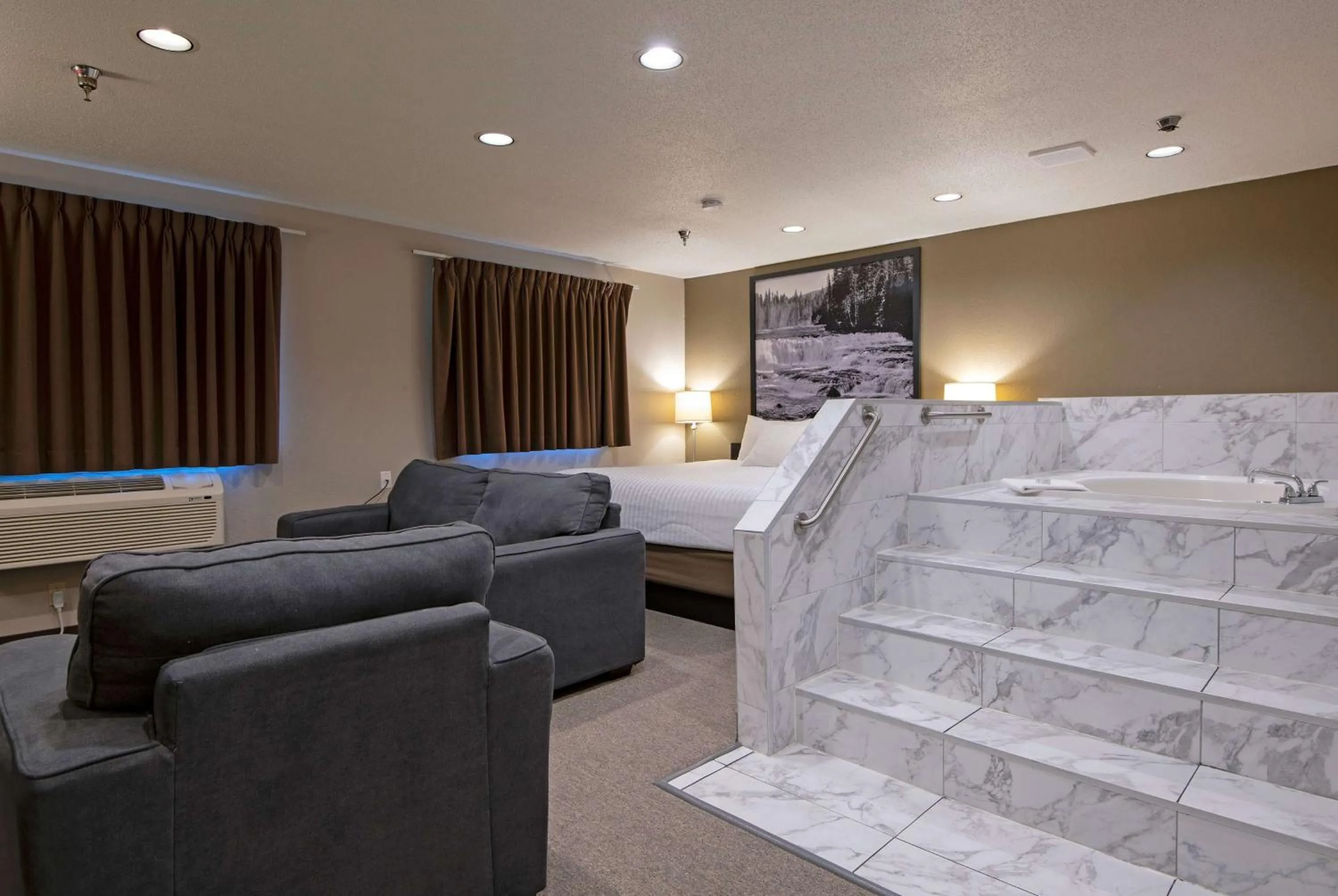 Photo of the whole room in Super 8 by Wyndham Kamloops On The Hill