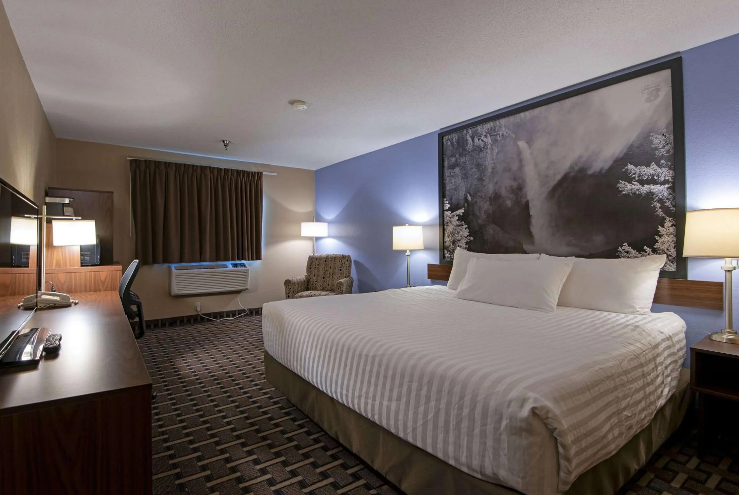 Photo of the whole room, Bed in Super 8 by Wyndham Kamloops On The Hill