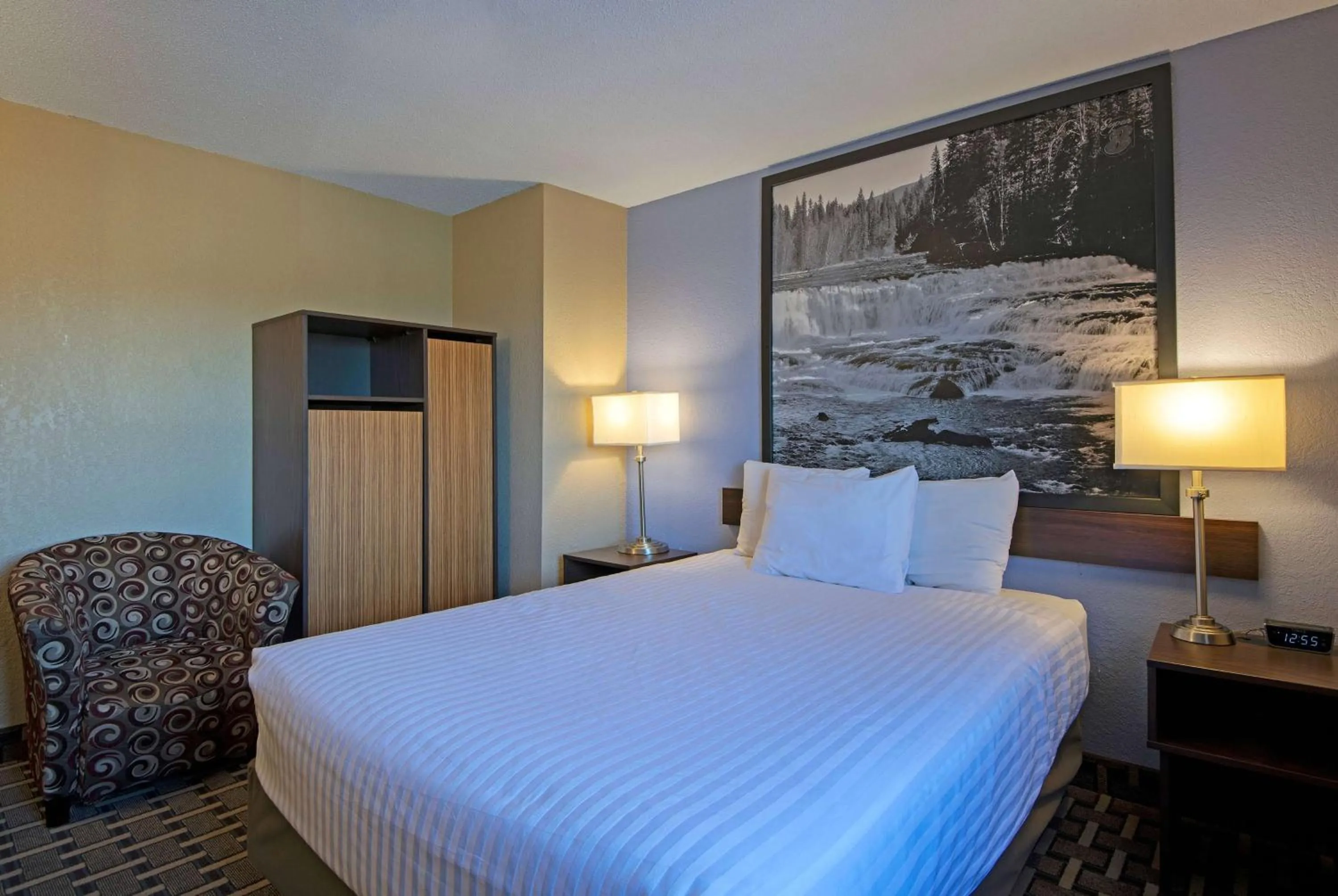 Photo of the whole room, Bed in Super 8 by Wyndham Kamloops On The Hill