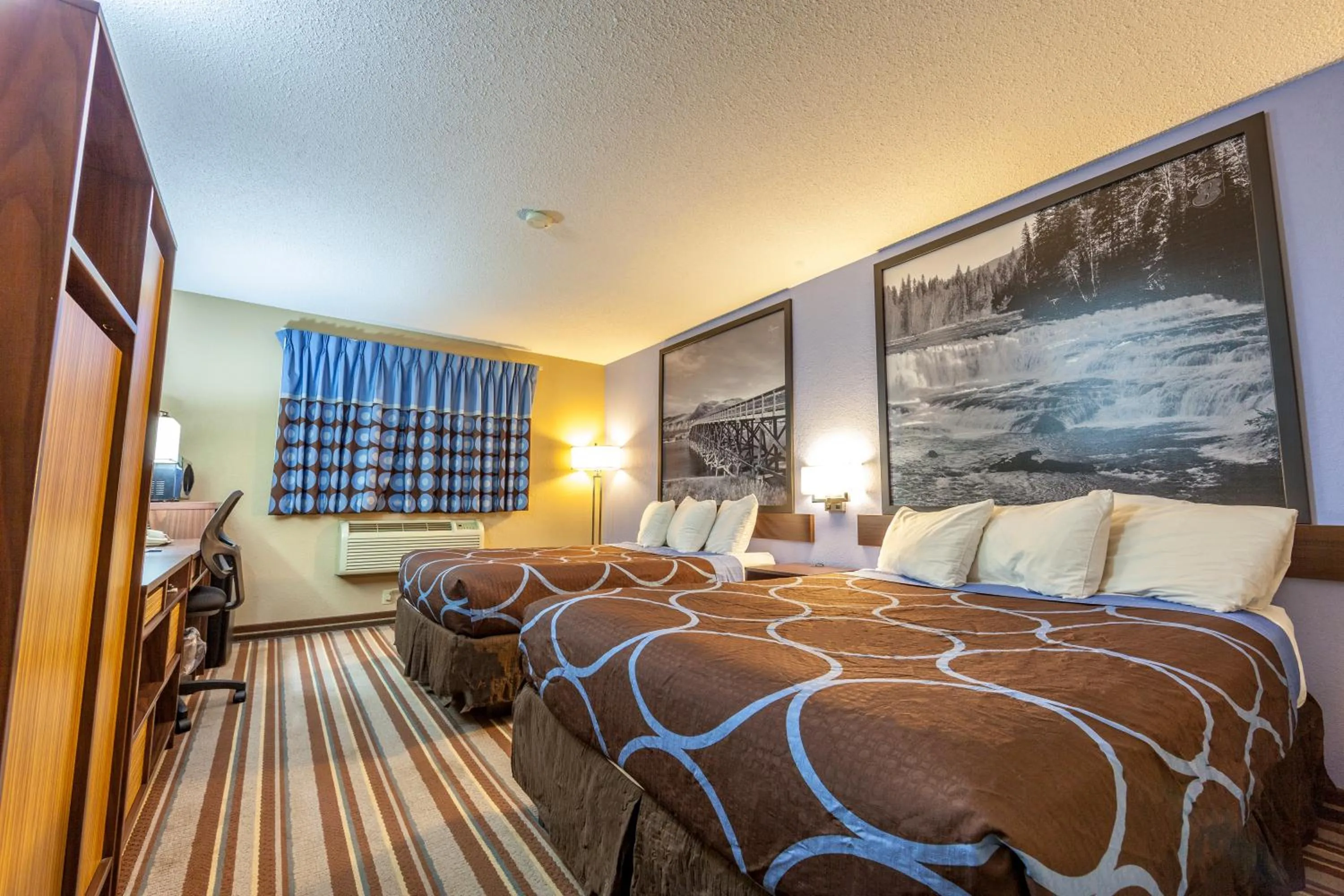 Bathroom, Bed in Super 8 by Wyndham Kamloops On The Hill