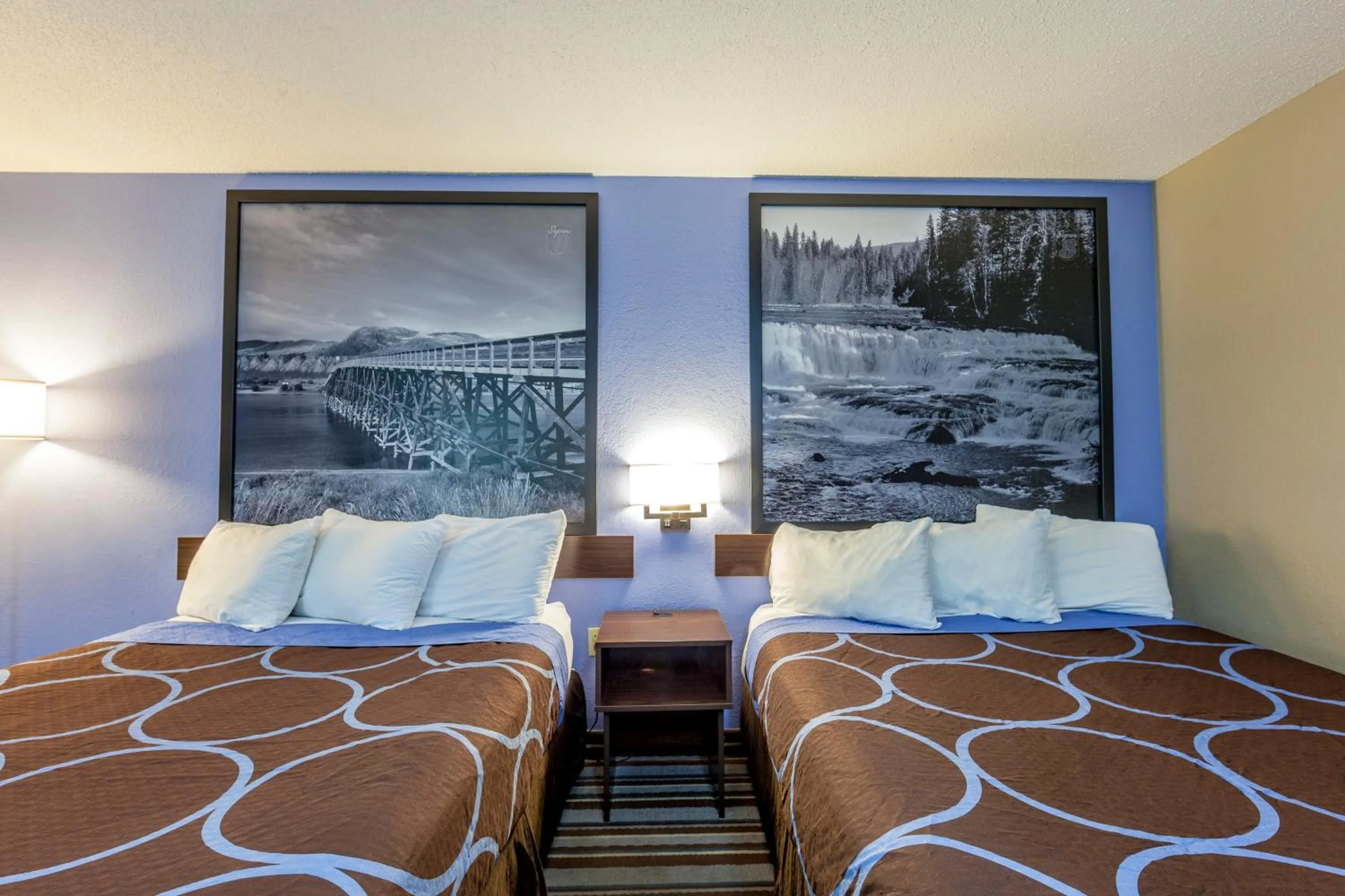 Shower, Bed in Super 8 by Wyndham Kamloops On The Hill