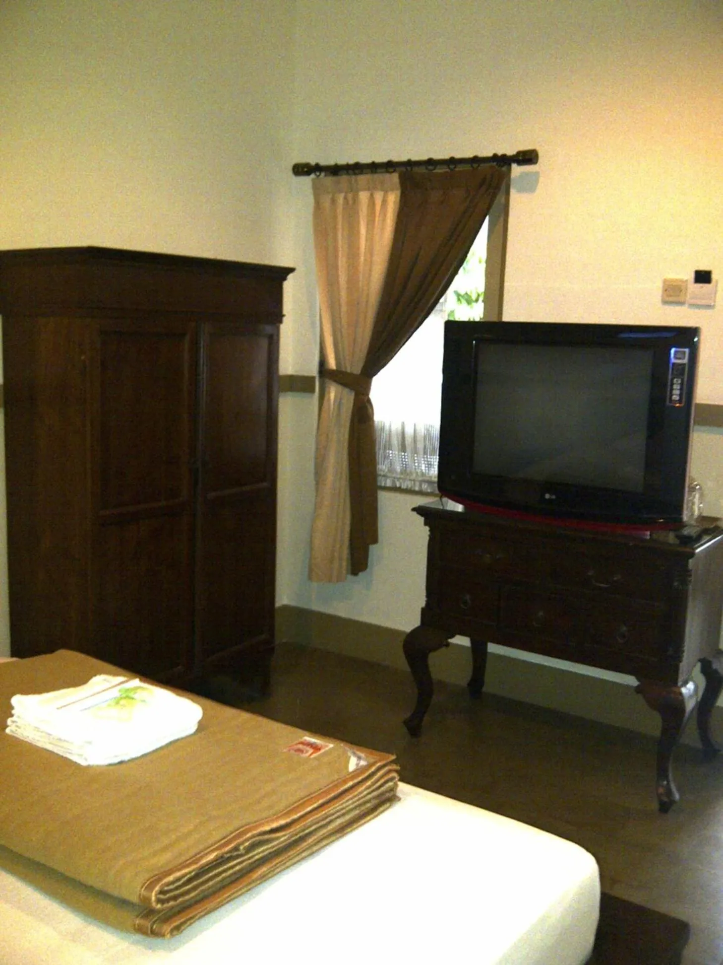 Bed in Ndalem Suratin Guesthouse