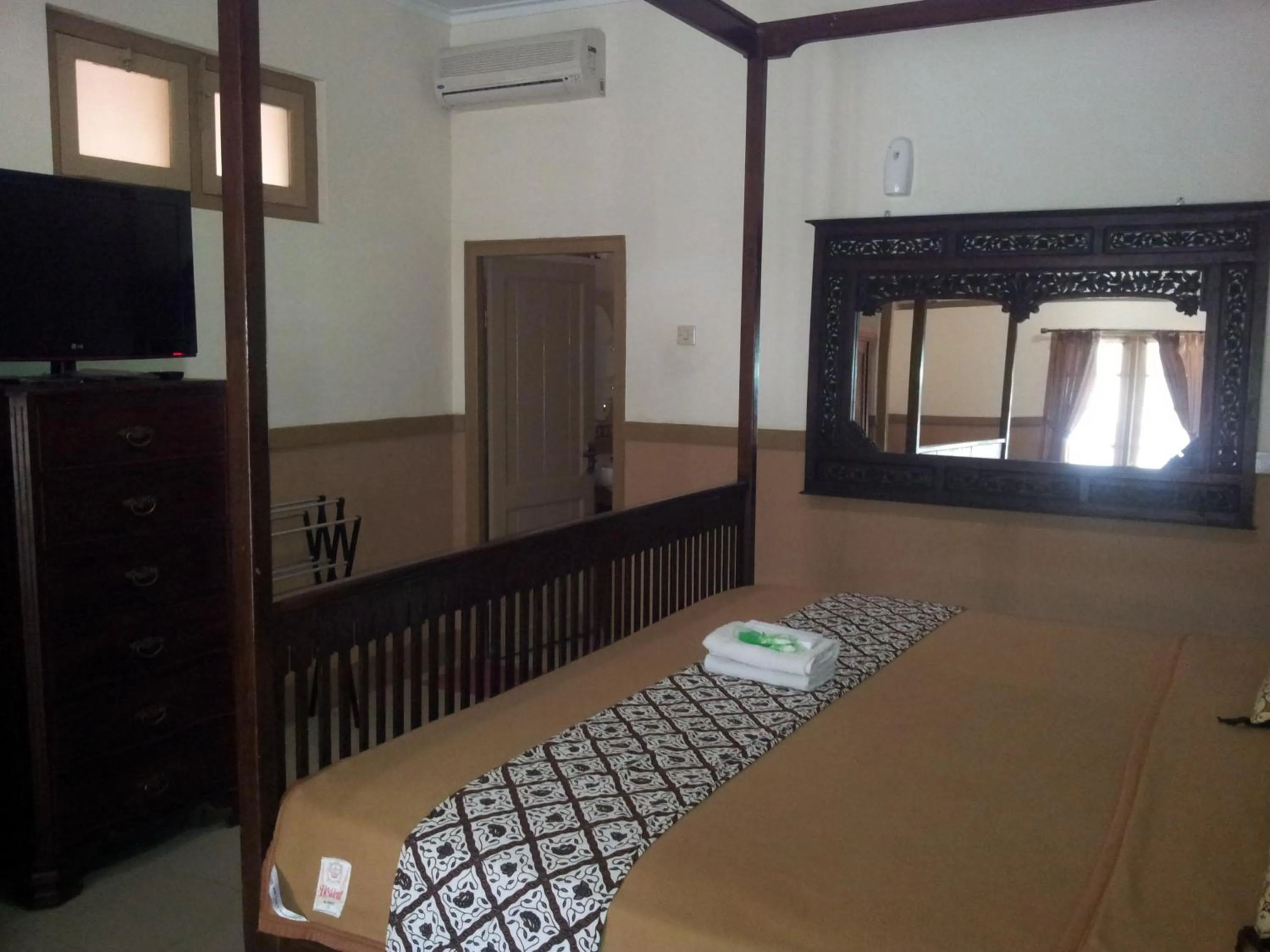 Bed in Ndalem Suratin Guesthouse
