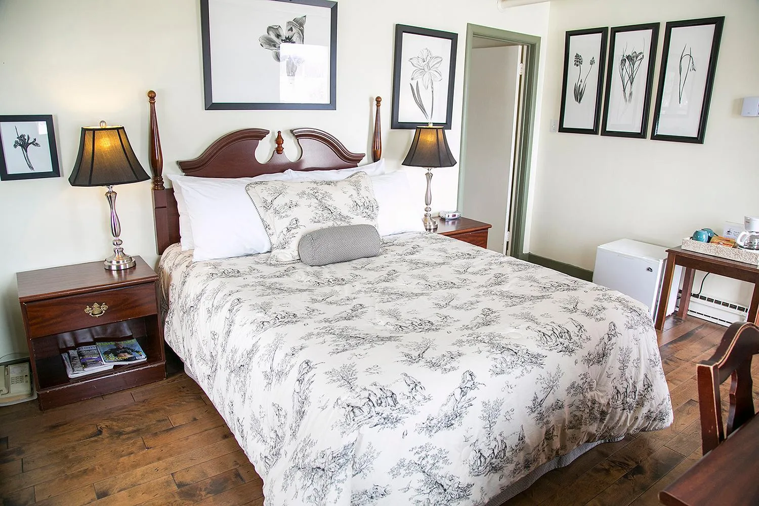 Bed in Lanes Privateer Inn