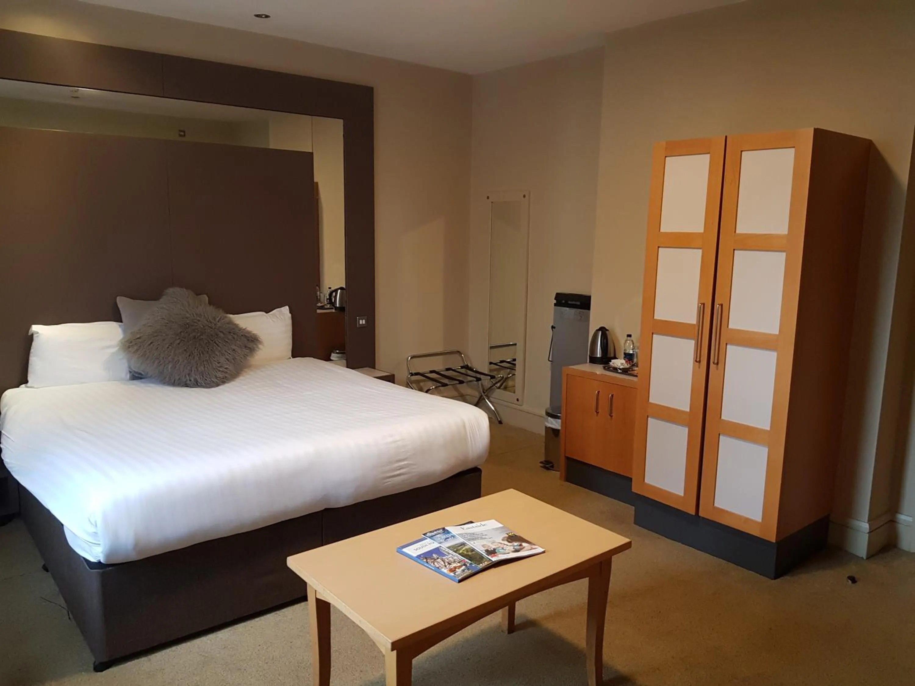 Bedroom, Bed in Regent Hotel Doncaster