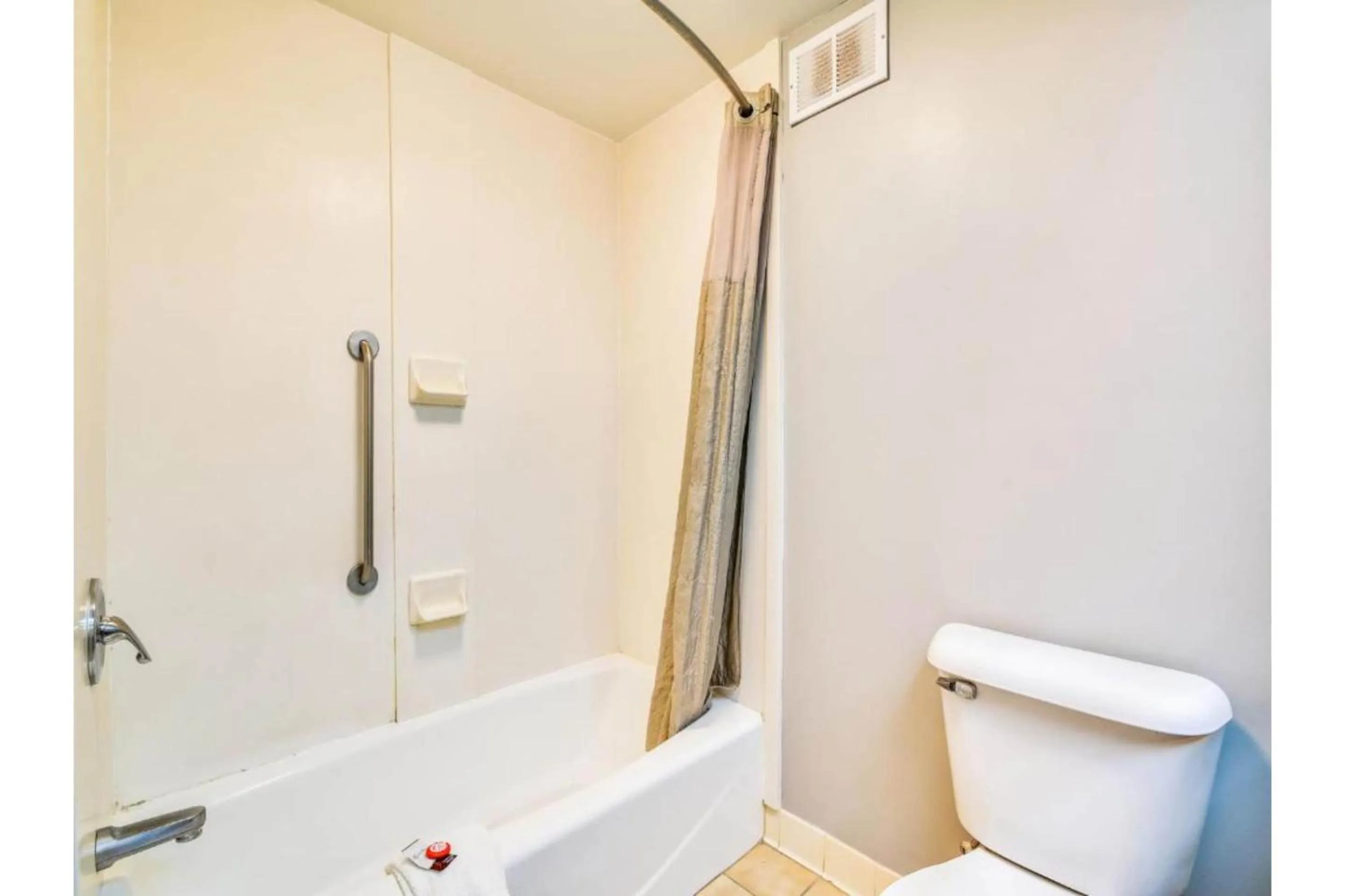 Bathroom in OYO Townhouse Inn Jacksonville near Little Rock Air Force Base