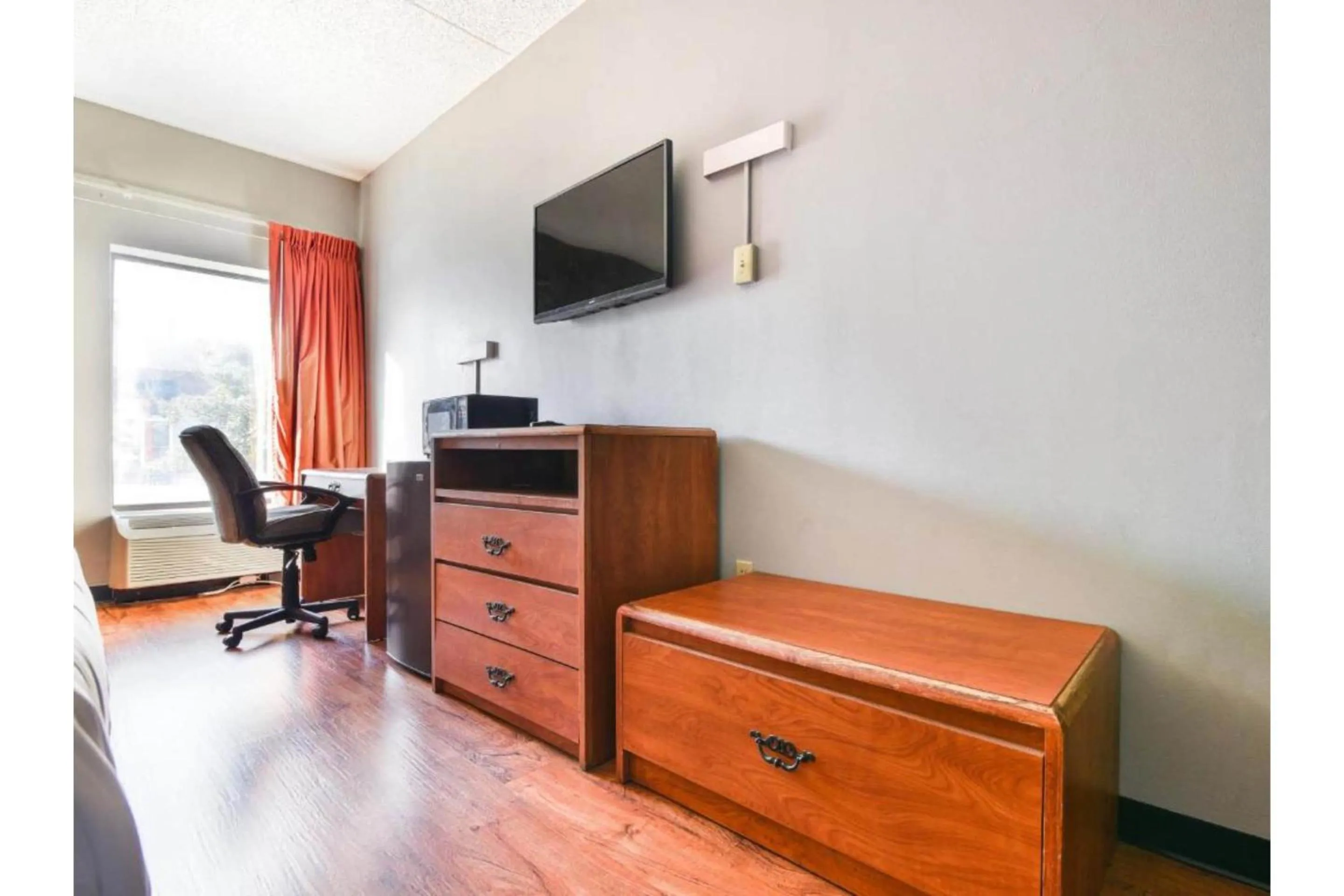Bedroom in OYO Townhouse Inn Jacksonville near Little Rock Air Force Base