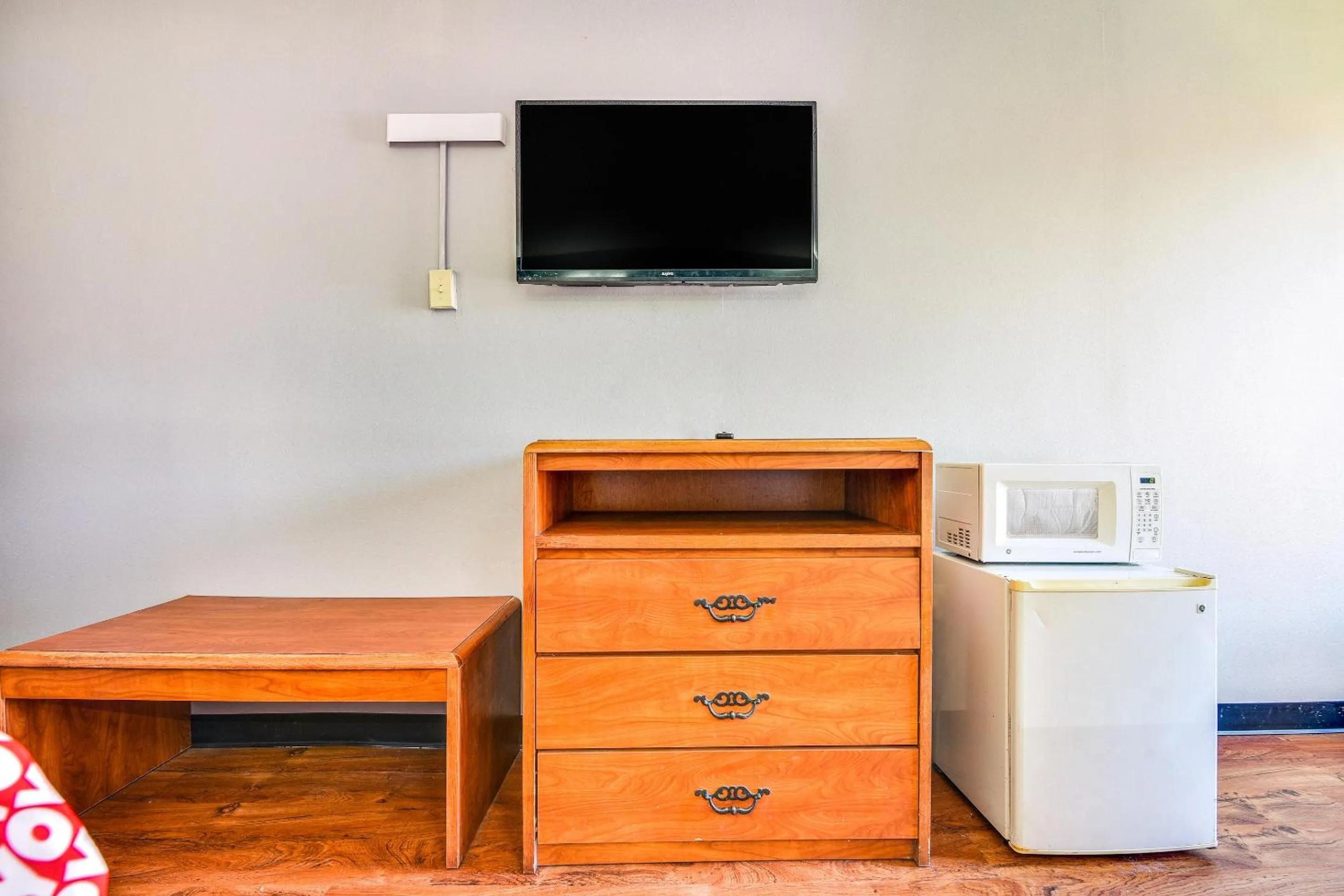 TV and multimedia in OYO Townhouse Inn Jacksonville near Little Rock Air Force Base