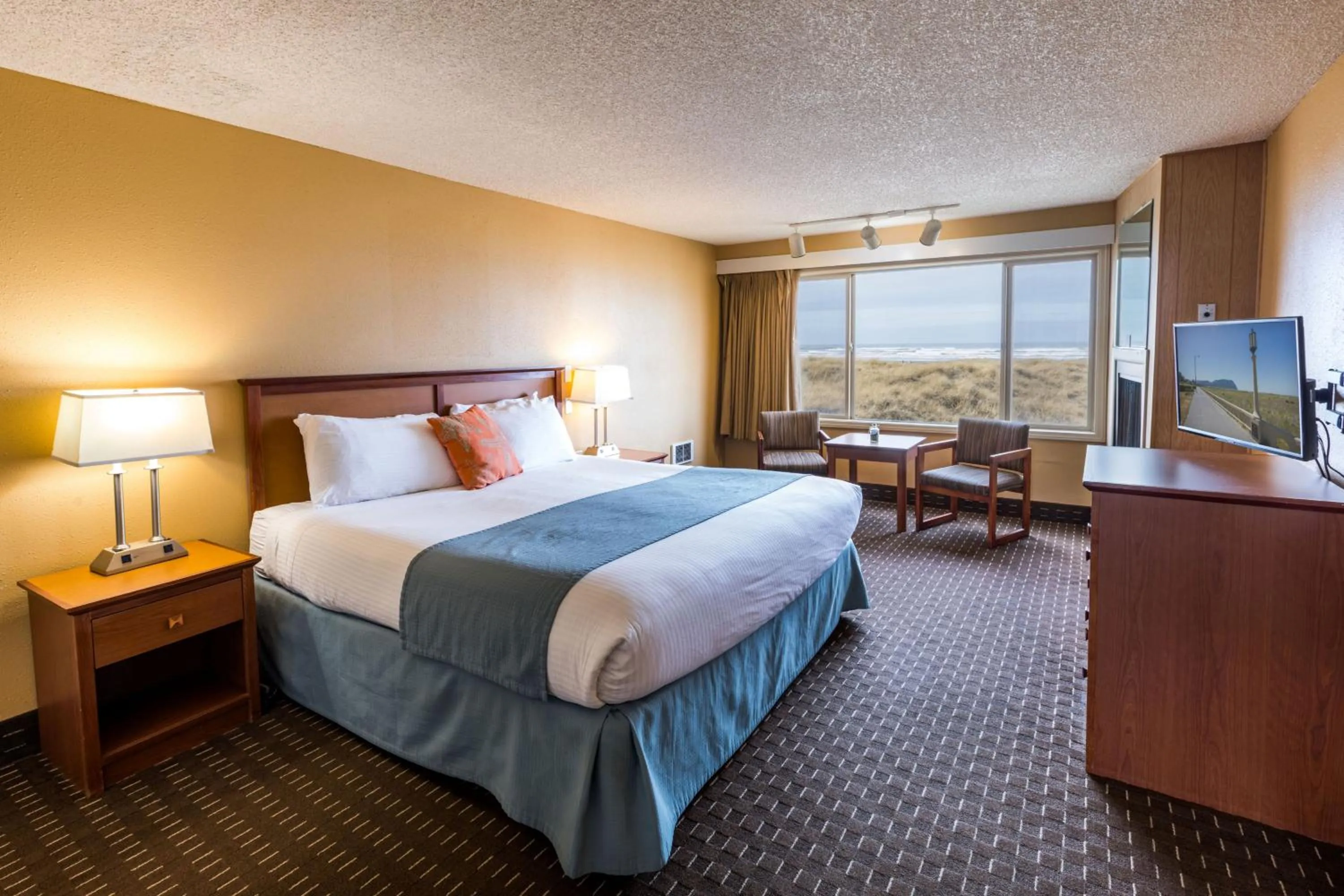 Bed in Ebb Tide Oceanfront Inn