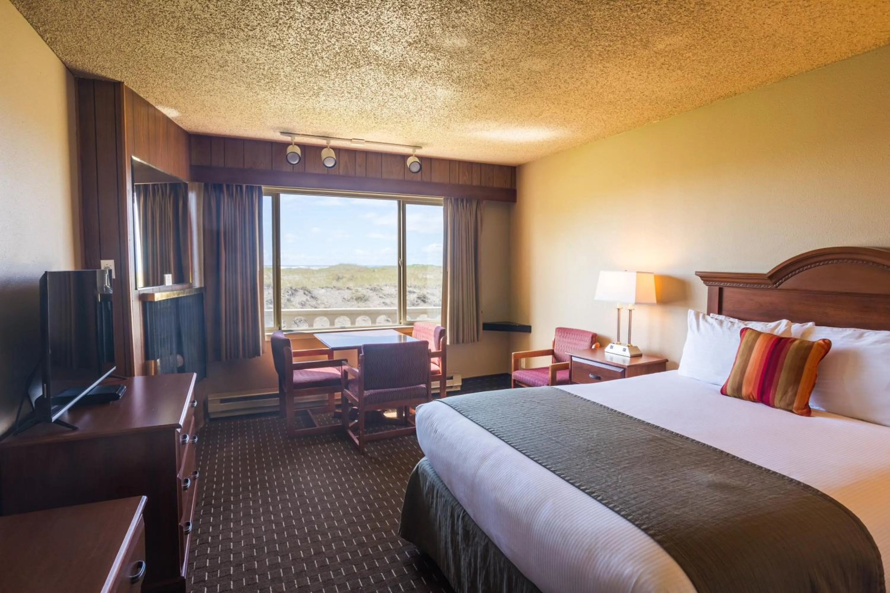 Bed in Ebb Tide Oceanfront Inn