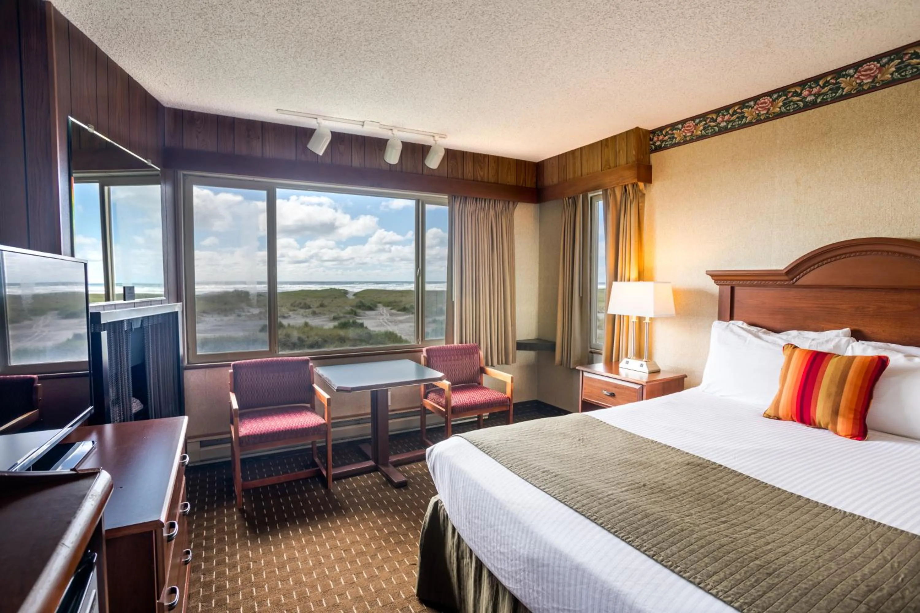 Bed in Ebb Tide Oceanfront Inn