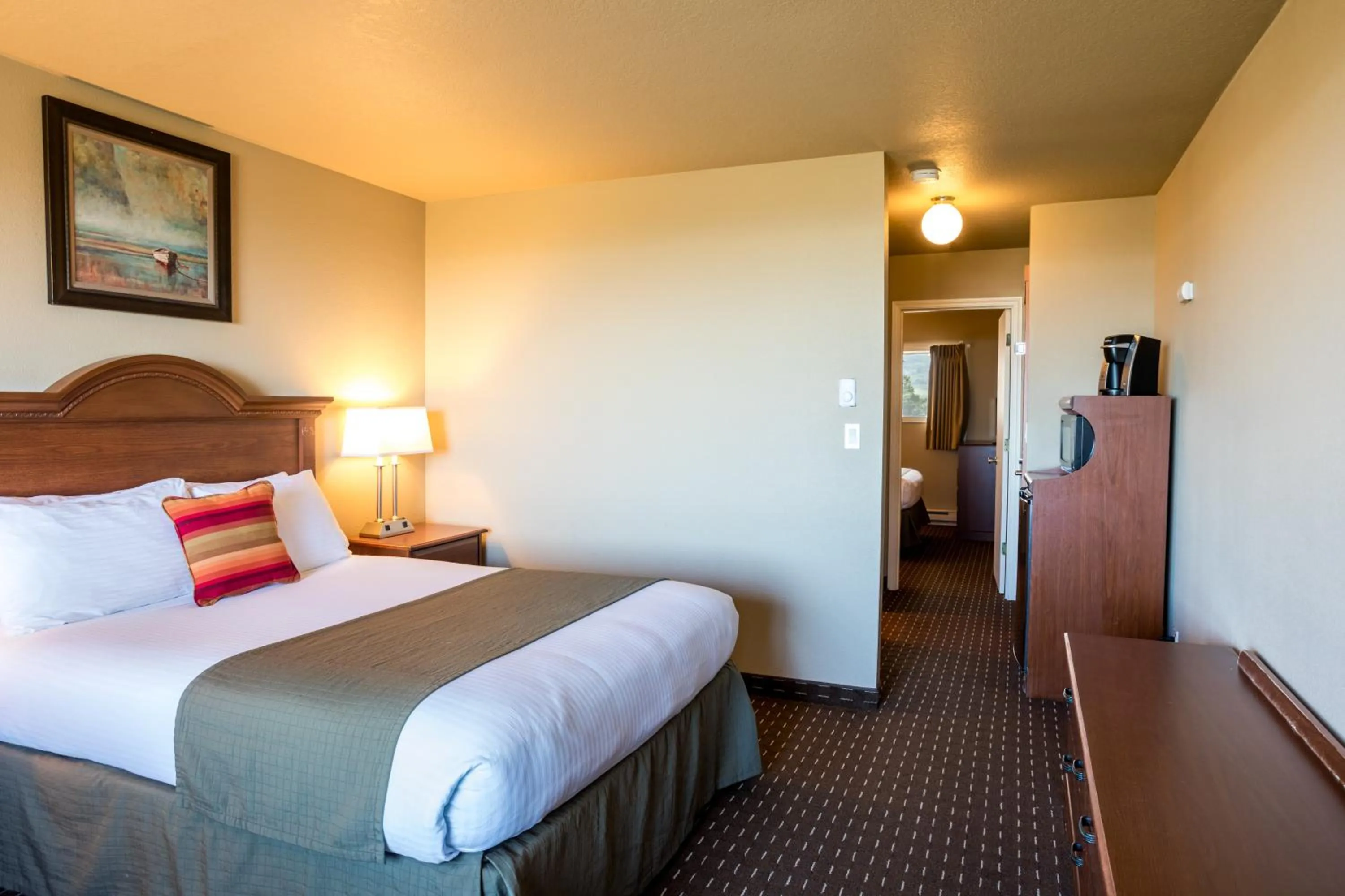 Bed in Ebb Tide Oceanfront Inn