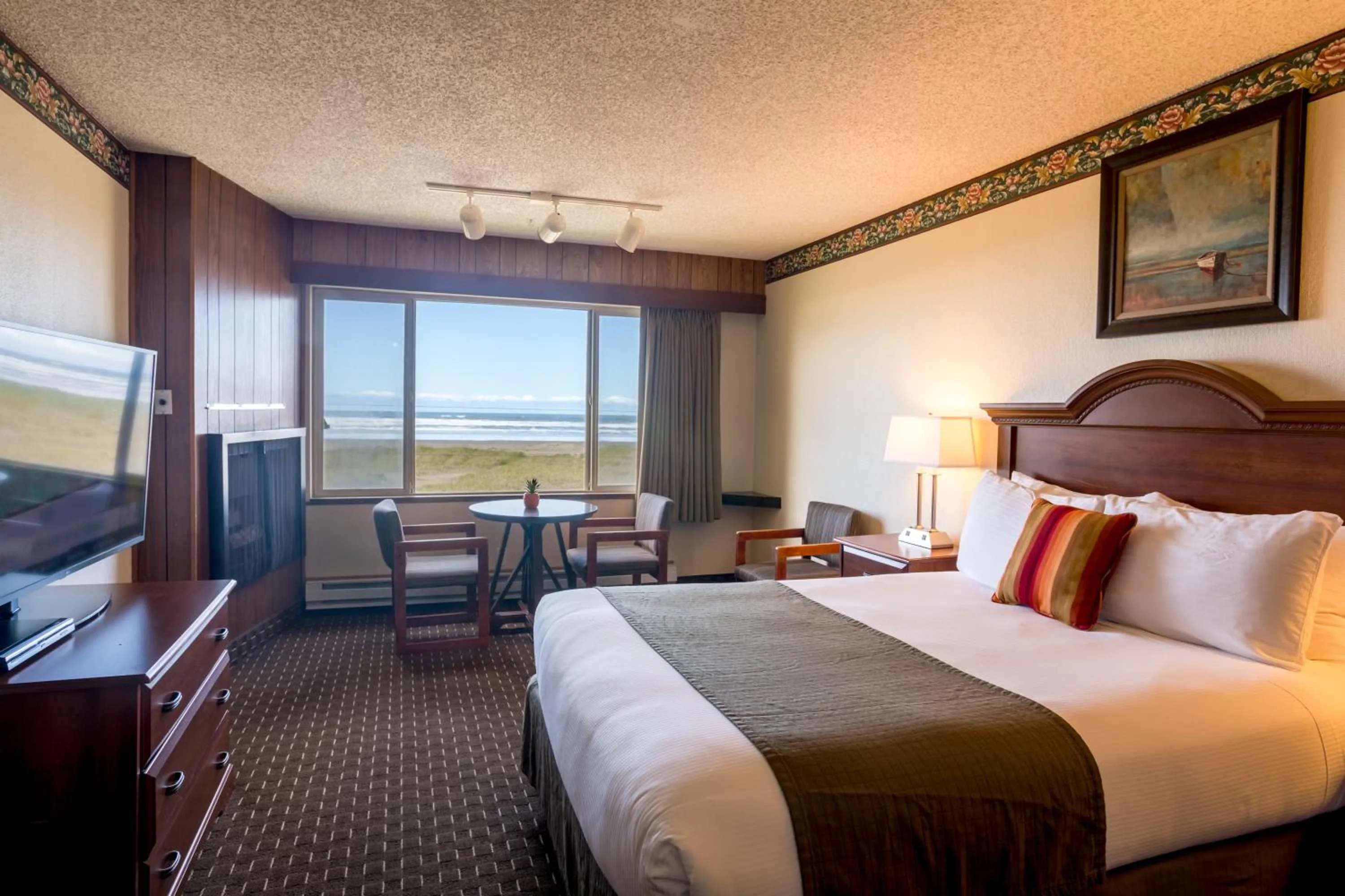 Bed in Ebb Tide Oceanfront Inn