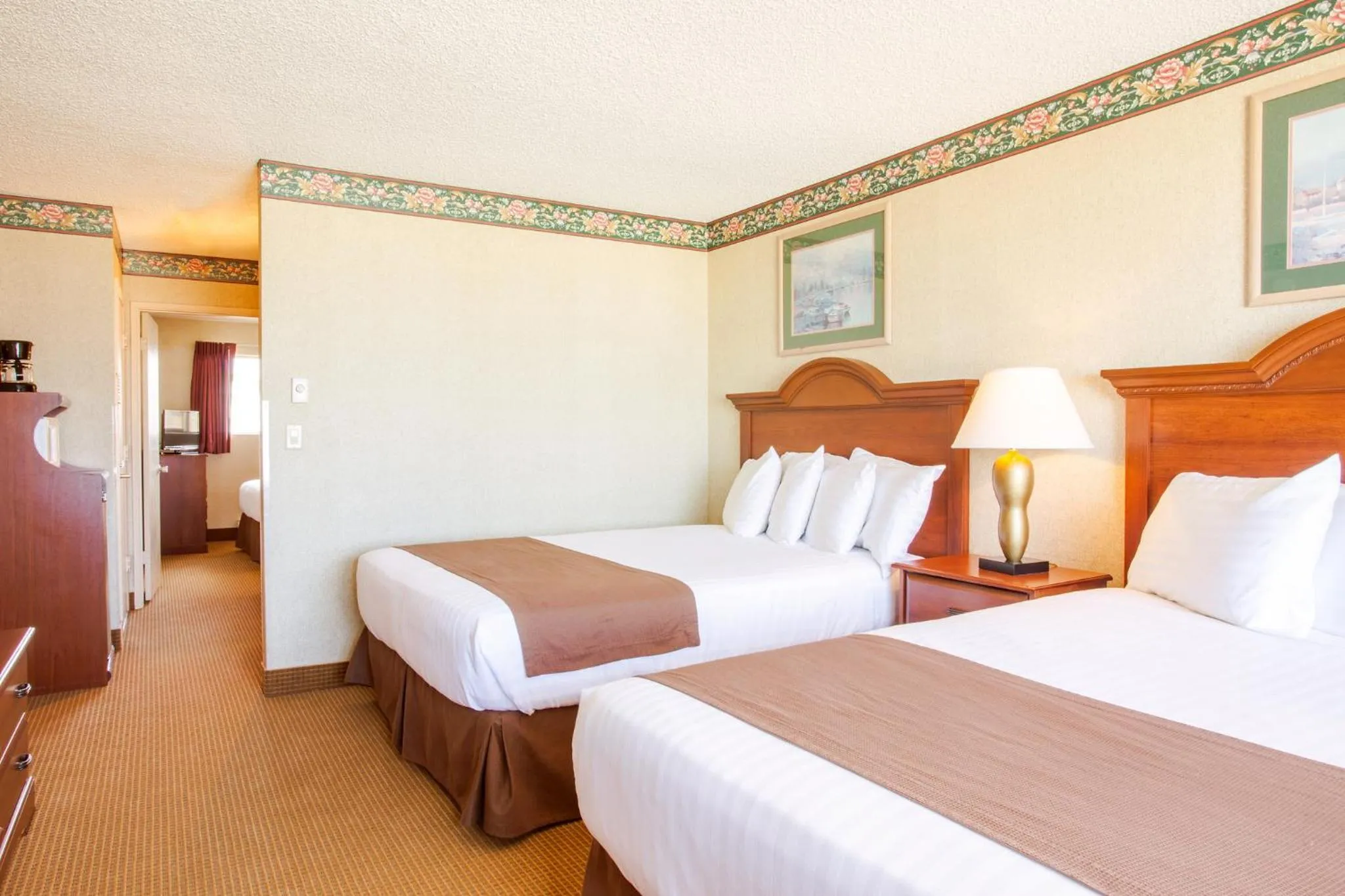 Bed in Ebb Tide Oceanfront Inn