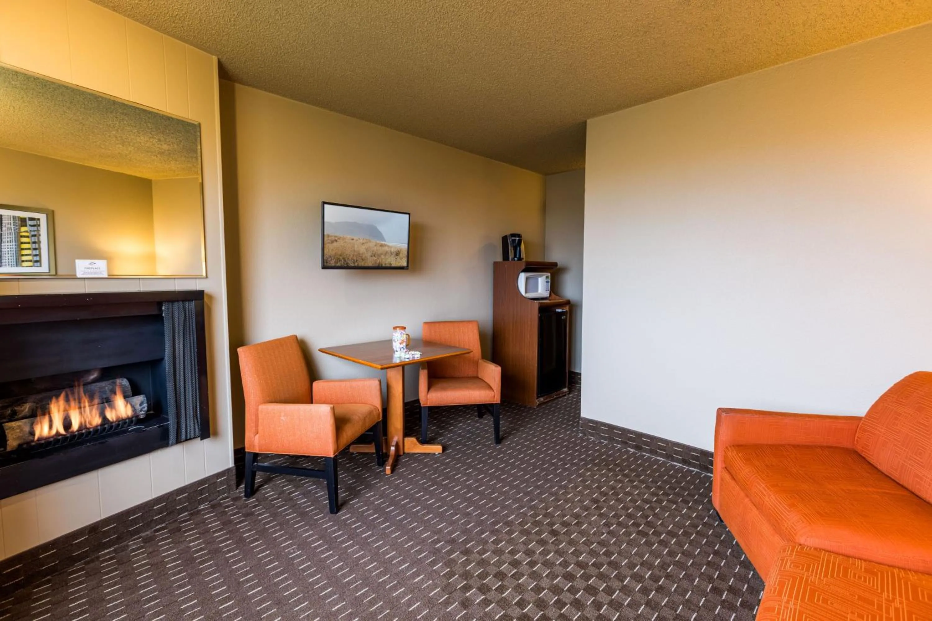 Living room in Ebb Tide Oceanfront Inn