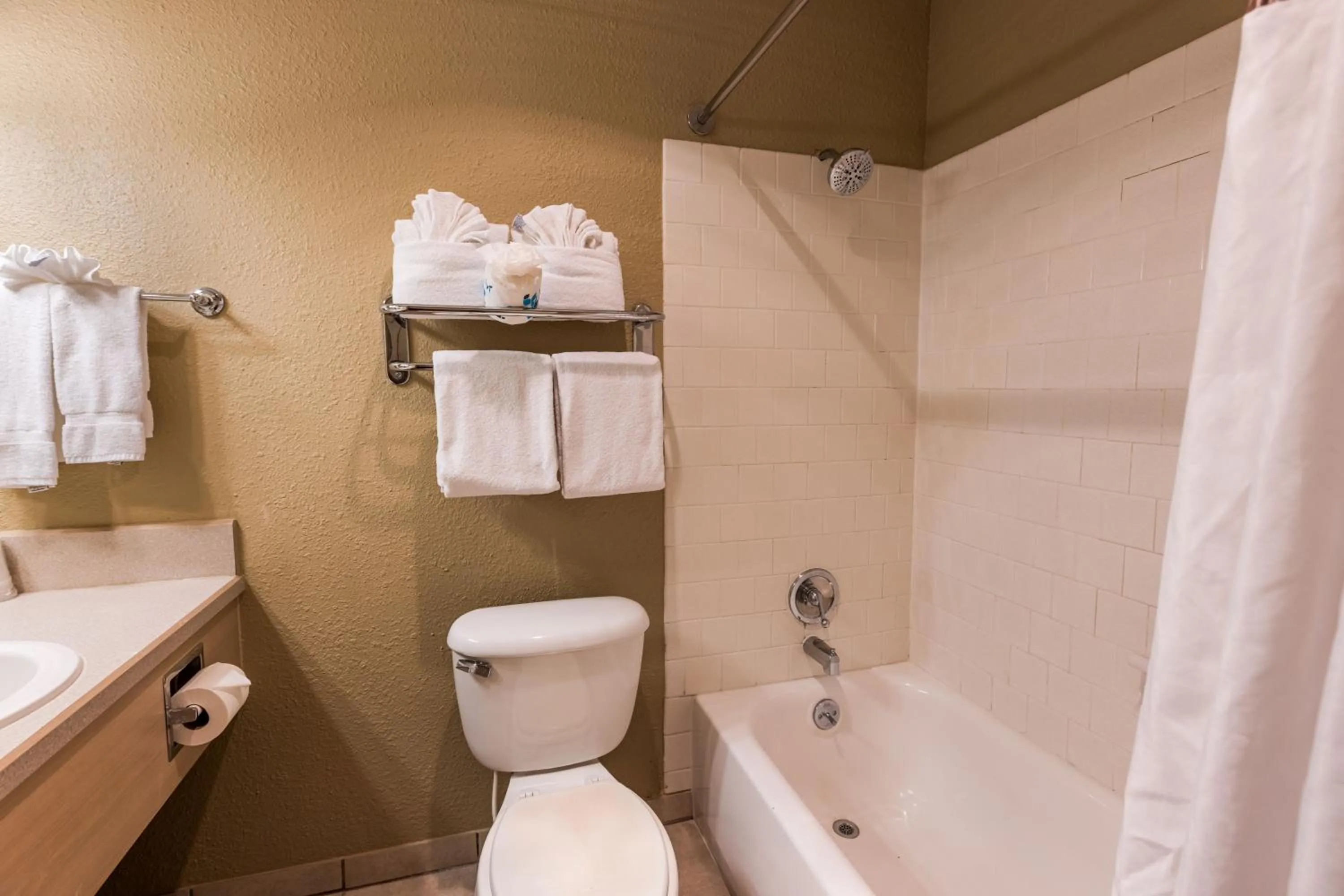 Bathroom in Ebb Tide Oceanfront Inn