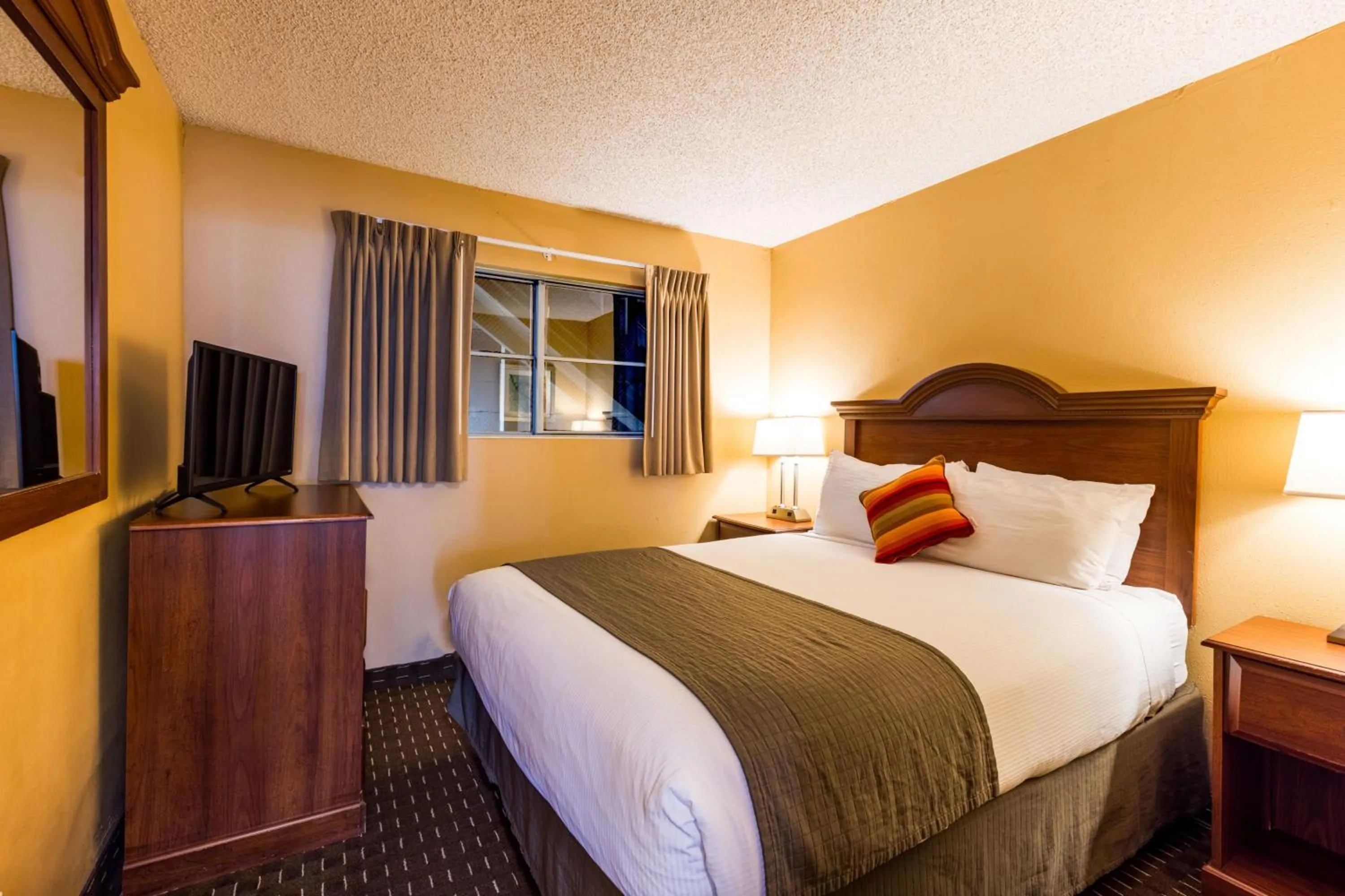 Bed in Ebb Tide Oceanfront Inn