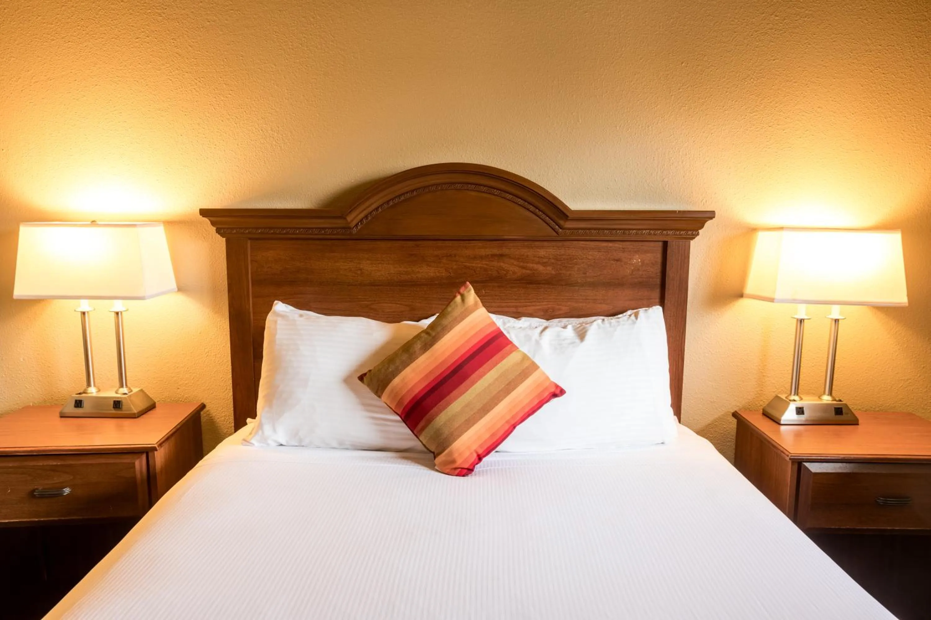 Bed in Ebb Tide Oceanfront Inn