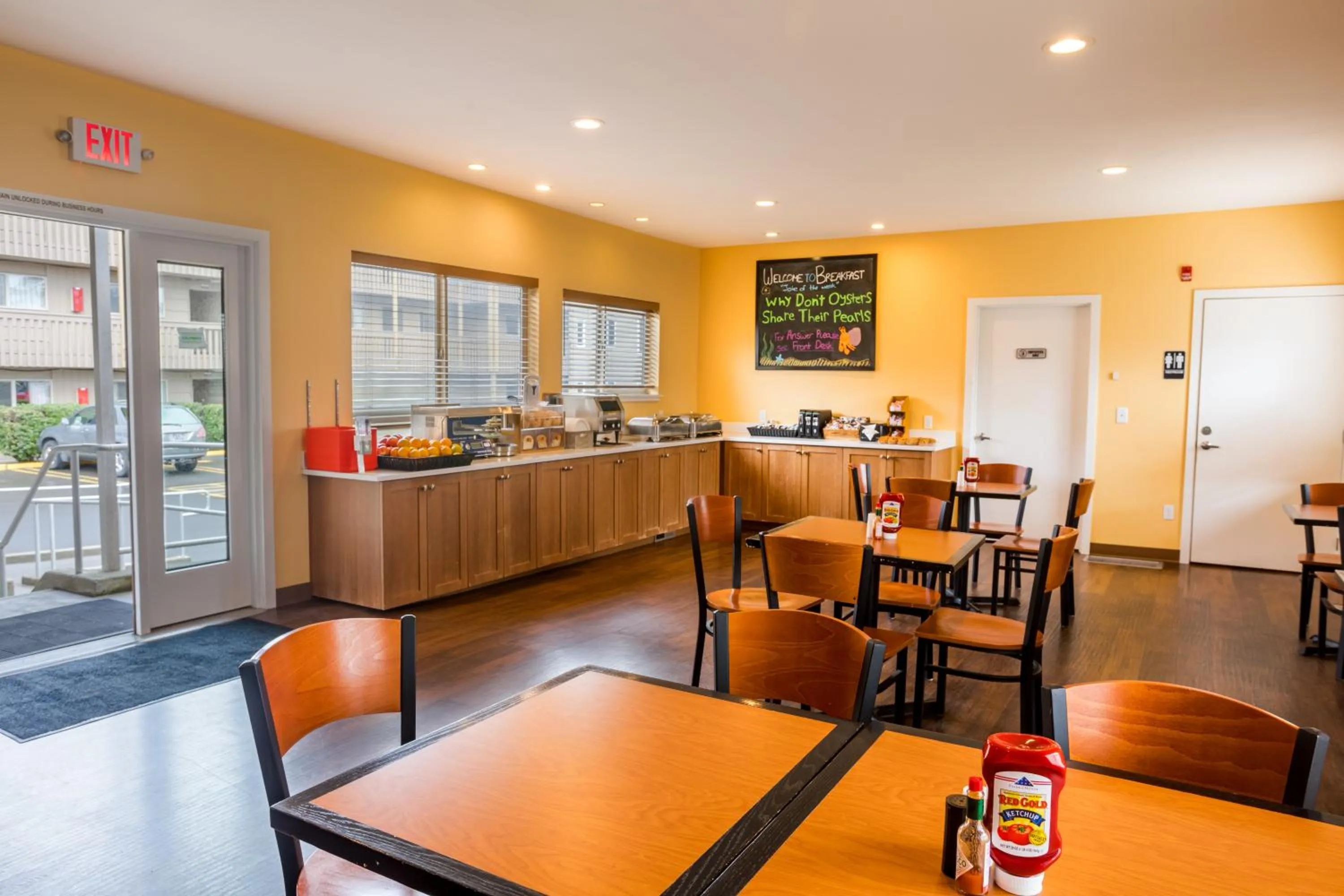 Breakfast in Ebb Tide Oceanfront Inn