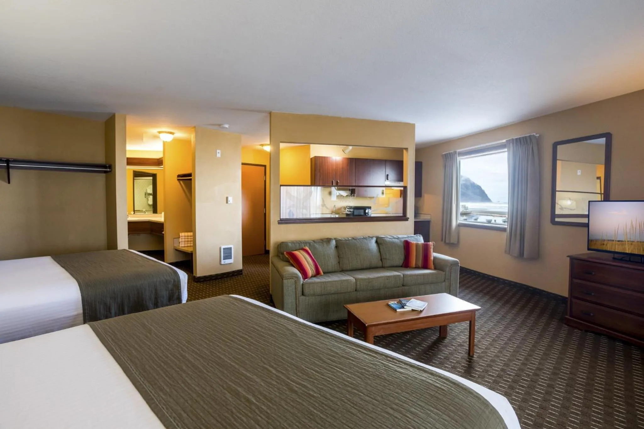 Bed in Ebb Tide Oceanfront Inn