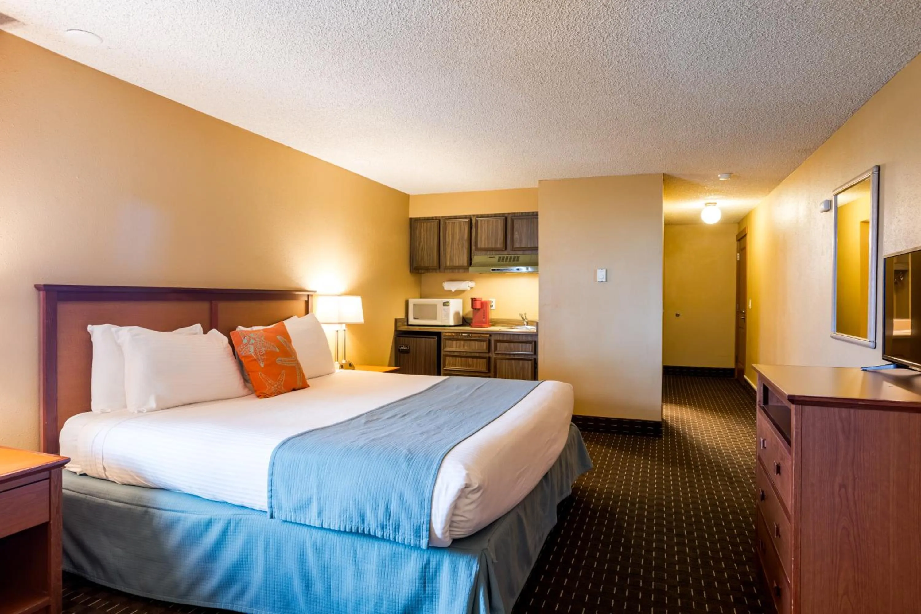 Bed in Ebb Tide Oceanfront Inn