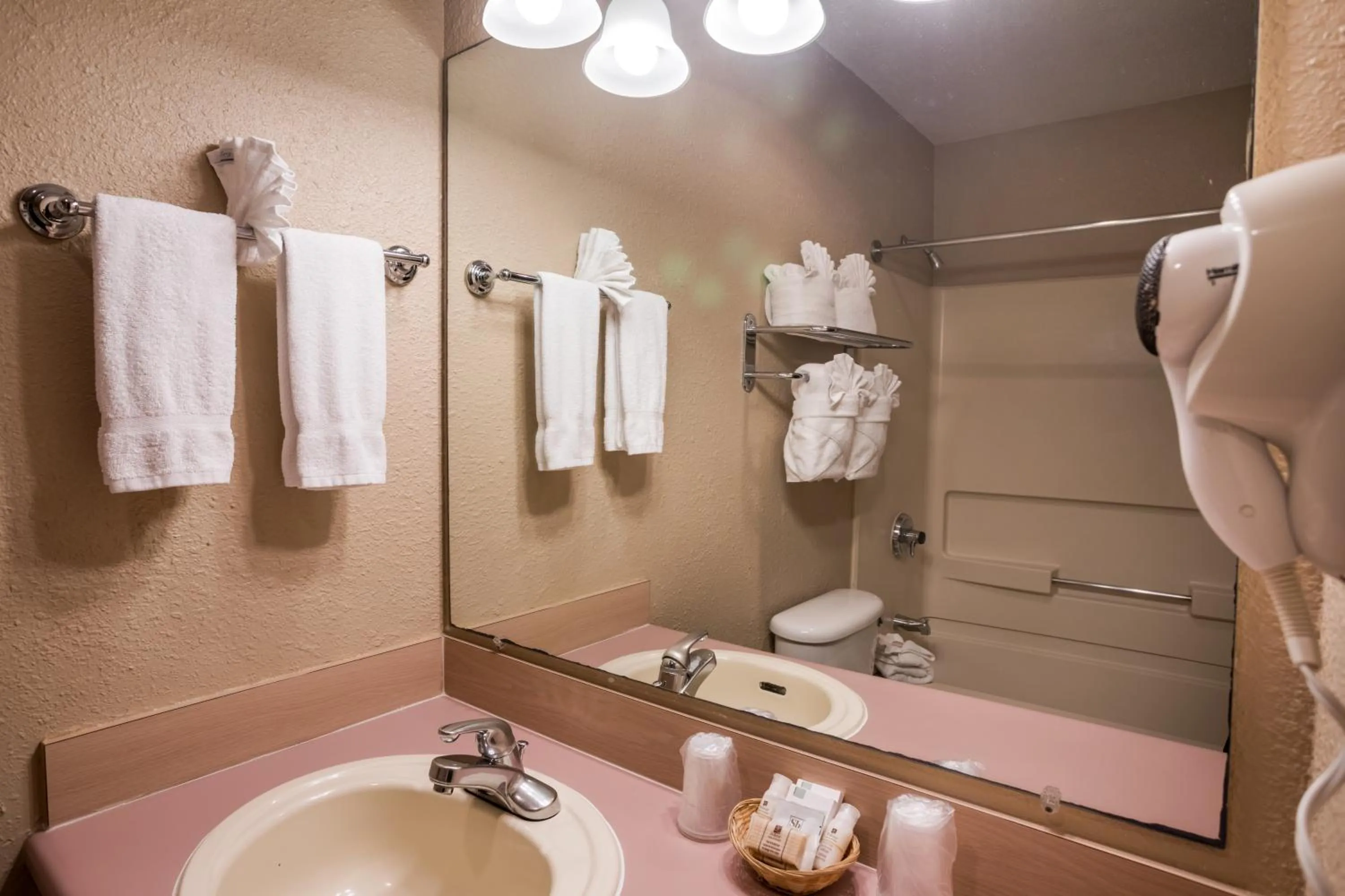 Bathroom in Ebb Tide Oceanfront Inn