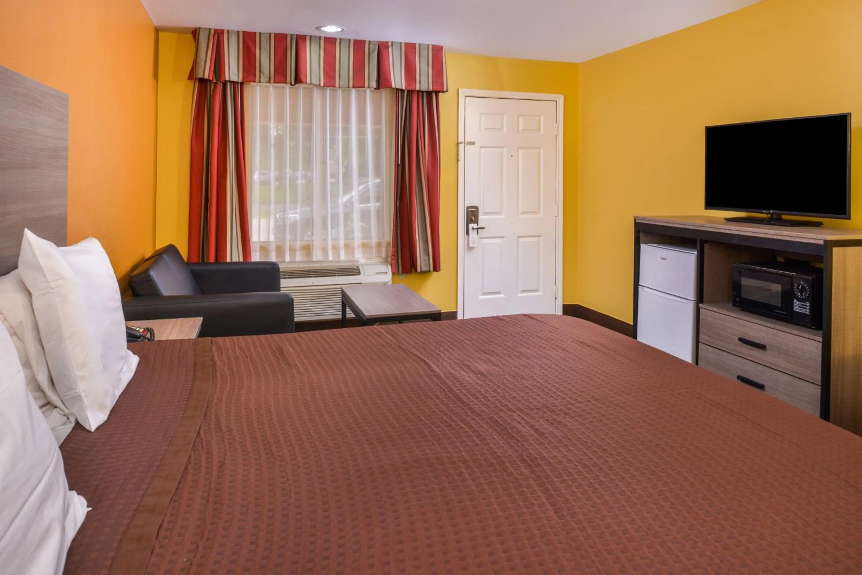 Bed in Americas Best Value Inn West Columbia