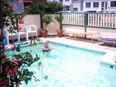 Swimming pool in Cutty Sark Efficiencies and Historic Cottage's