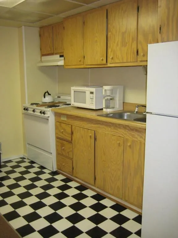Kitchen or kitchenette in Cutty Sark Efficiencies and Historic Cottage's