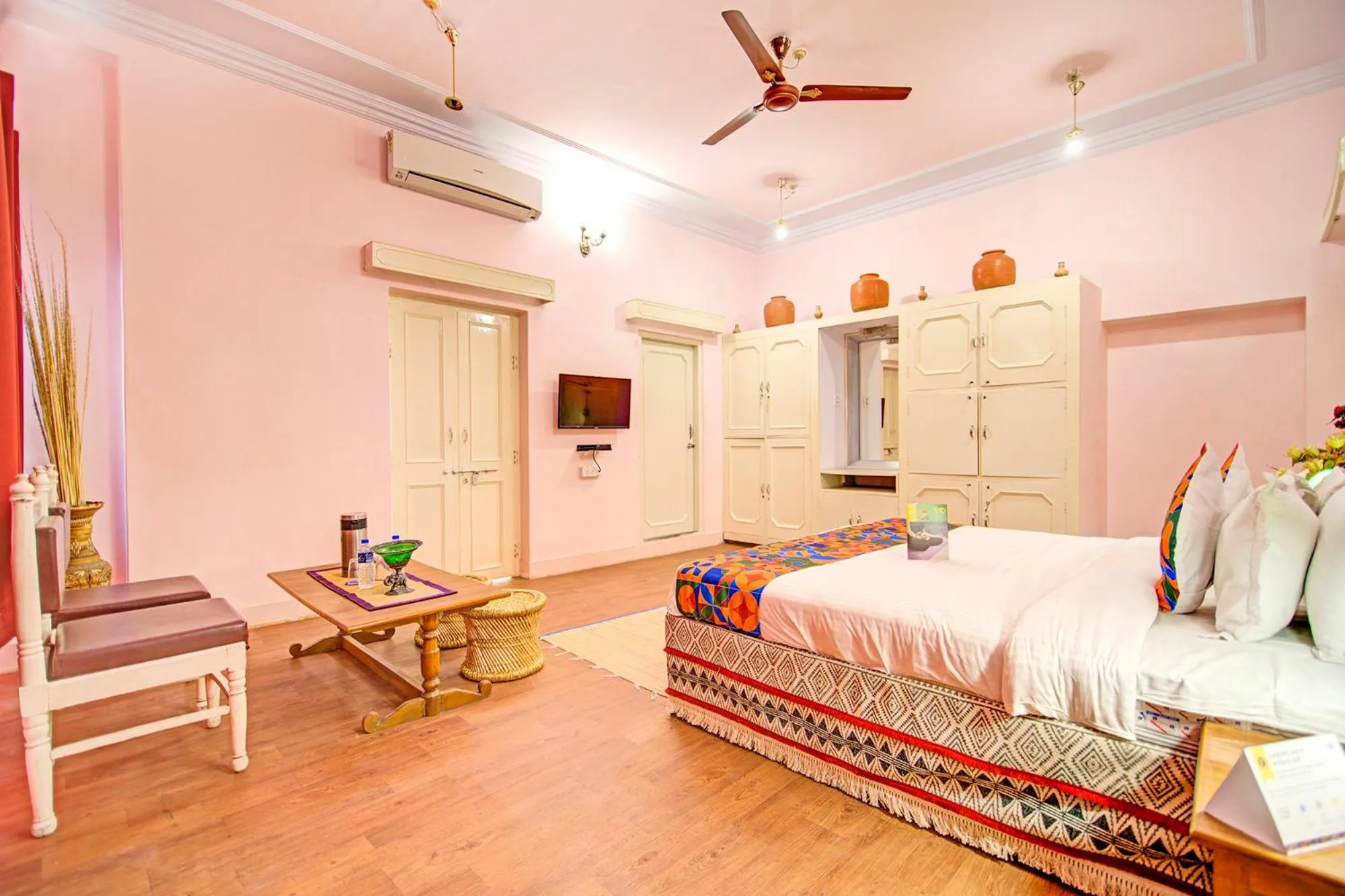 Bedroom, Bed in Hotel Pink Palace