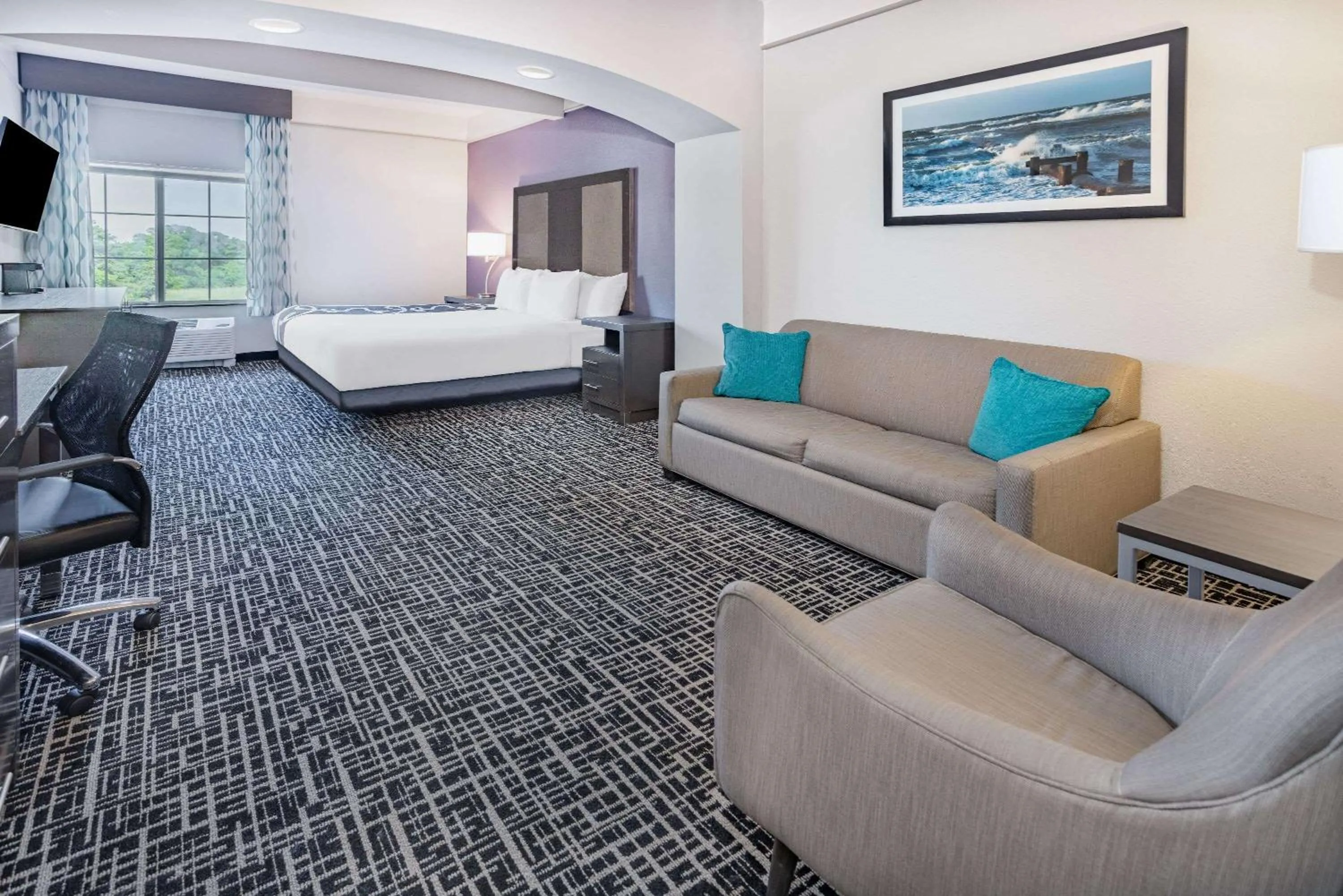 Photo of the whole room, Bed in La Quinta Inn & Suites by Wyndham Norfolk