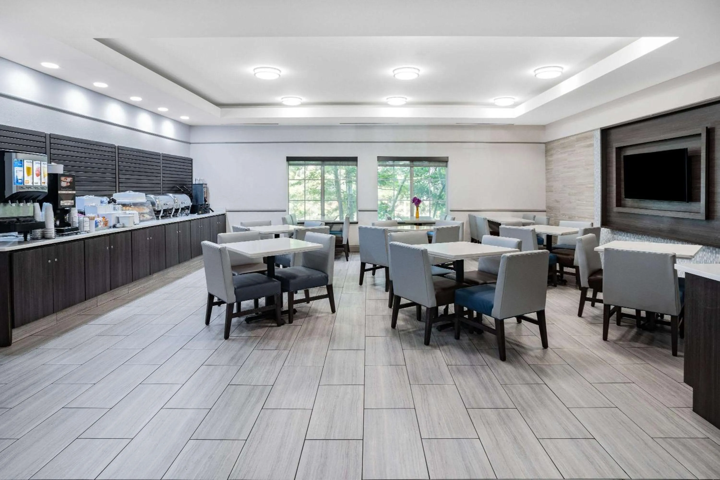 Breakfast in La Quinta Inn & Suites by Wyndham Norfolk