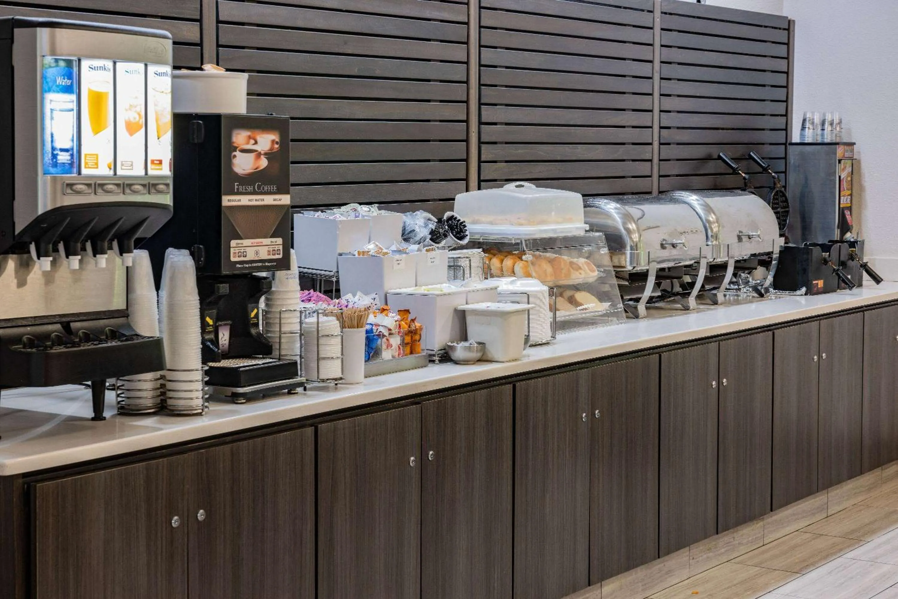 Breakfast in La Quinta Inn & Suites by Wyndham Norfolk