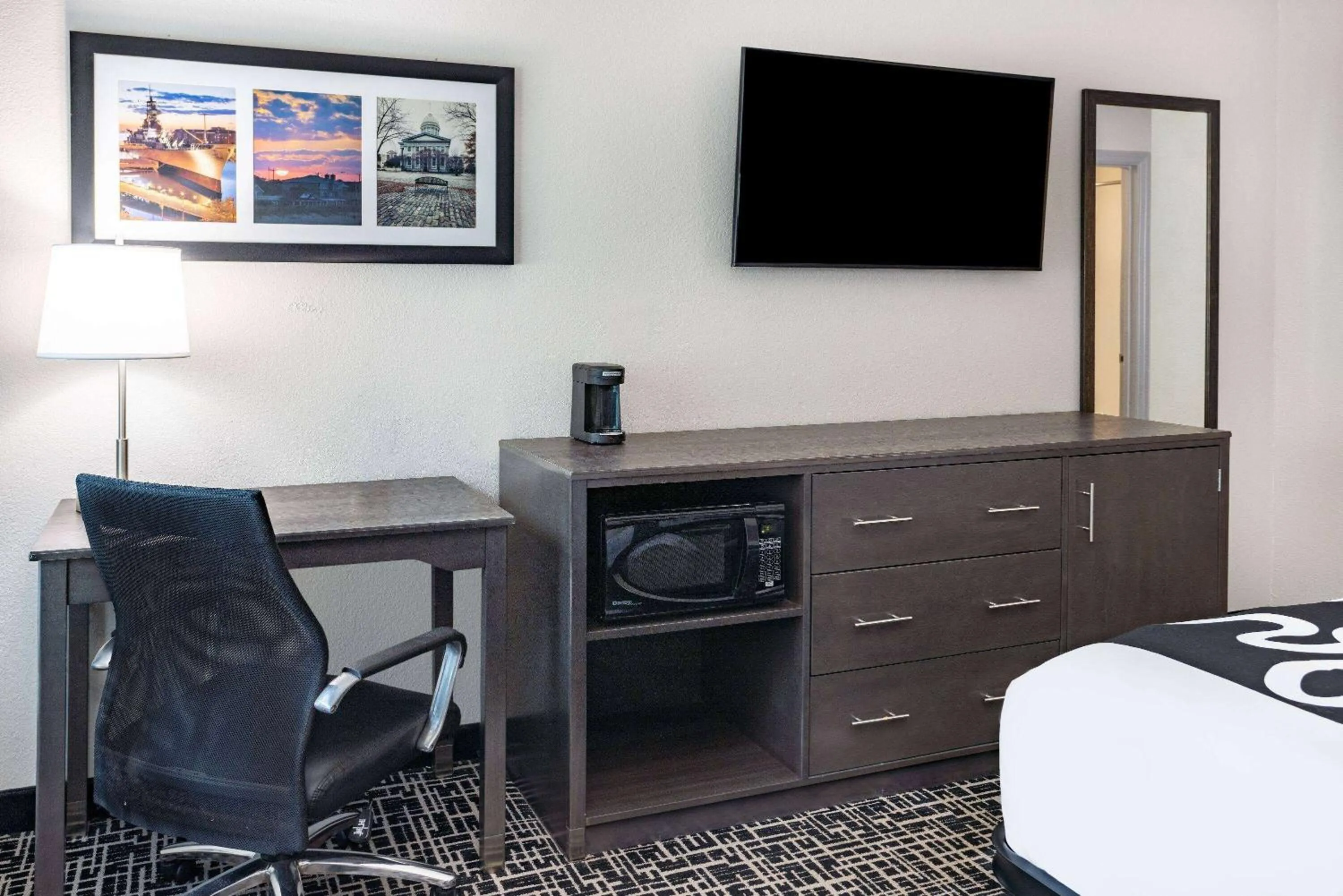 Photo of the whole room in La Quinta Inn & Suites by Wyndham Norfolk