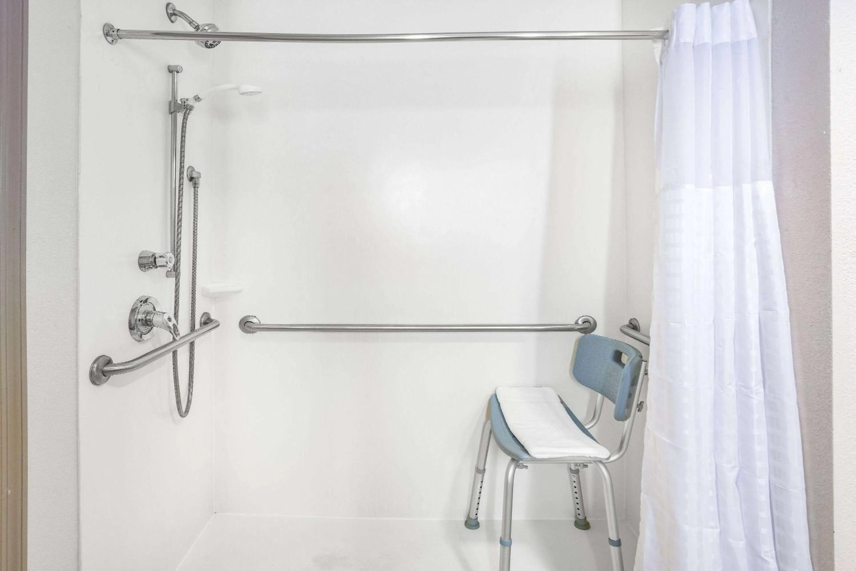 Shower in La Quinta Inn & Suites by Wyndham Norfolk