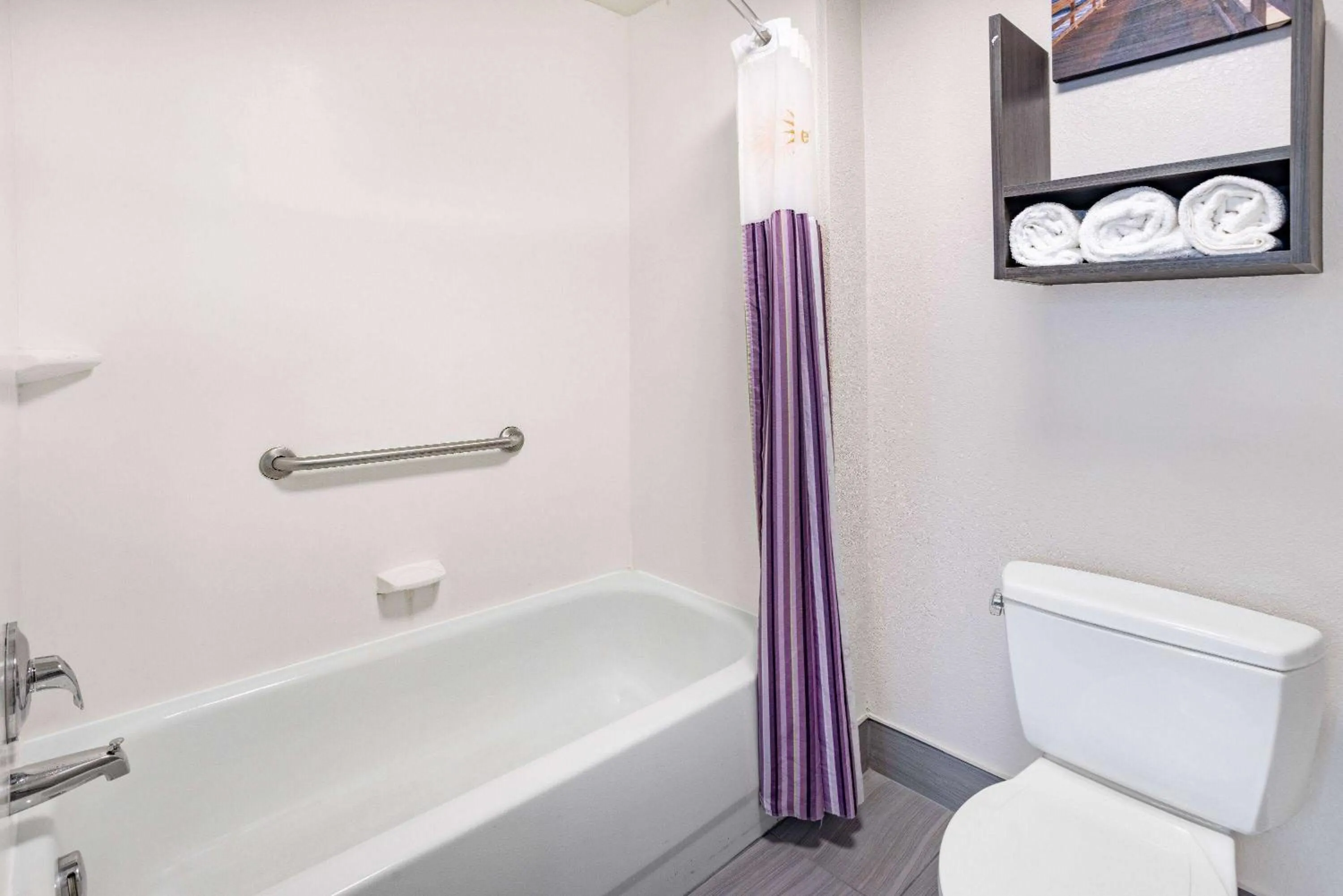 Bathroom in La Quinta Inn & Suites by Wyndham Norfolk