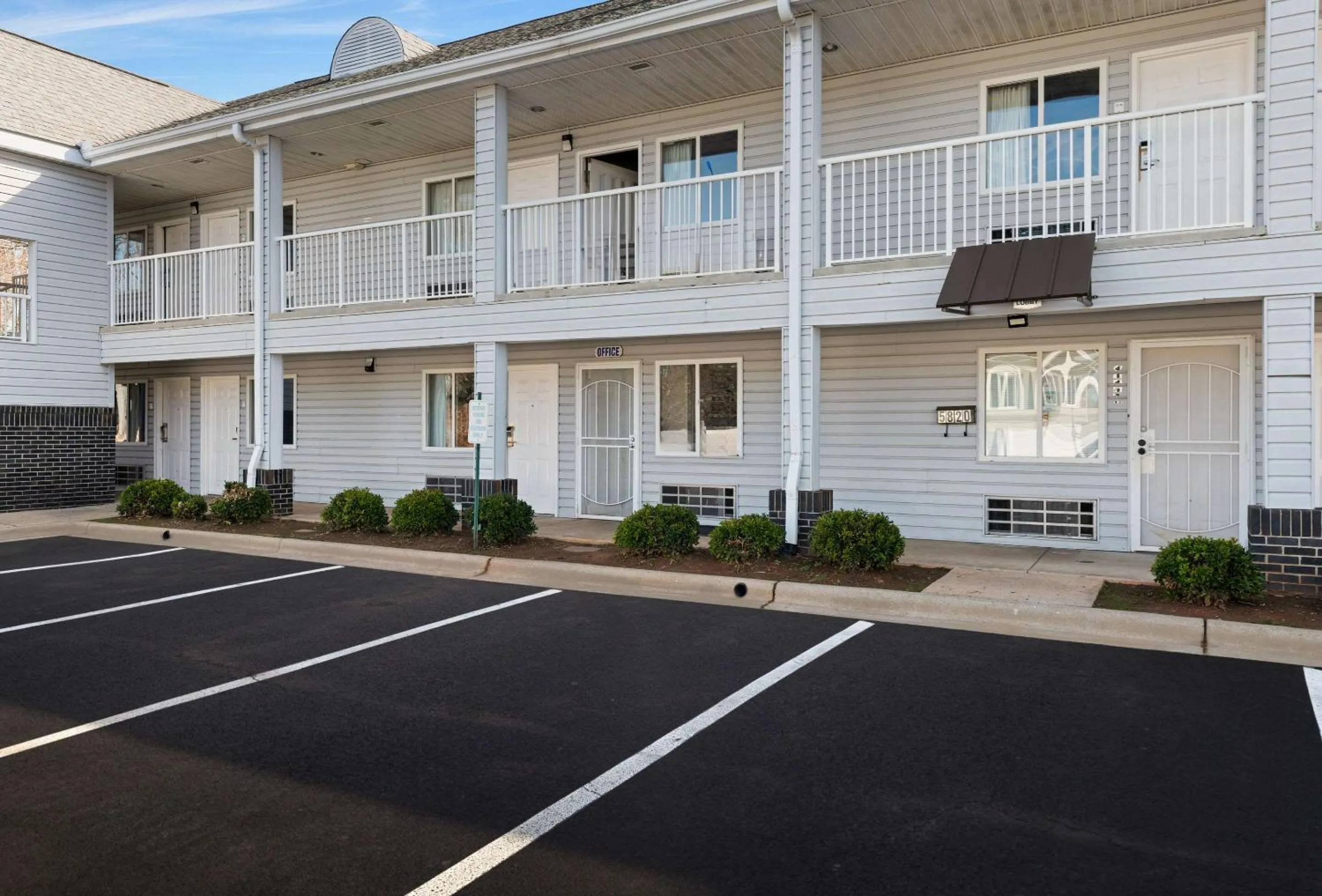 Property building in Rodeway Inn Charlotte Independence Blvd