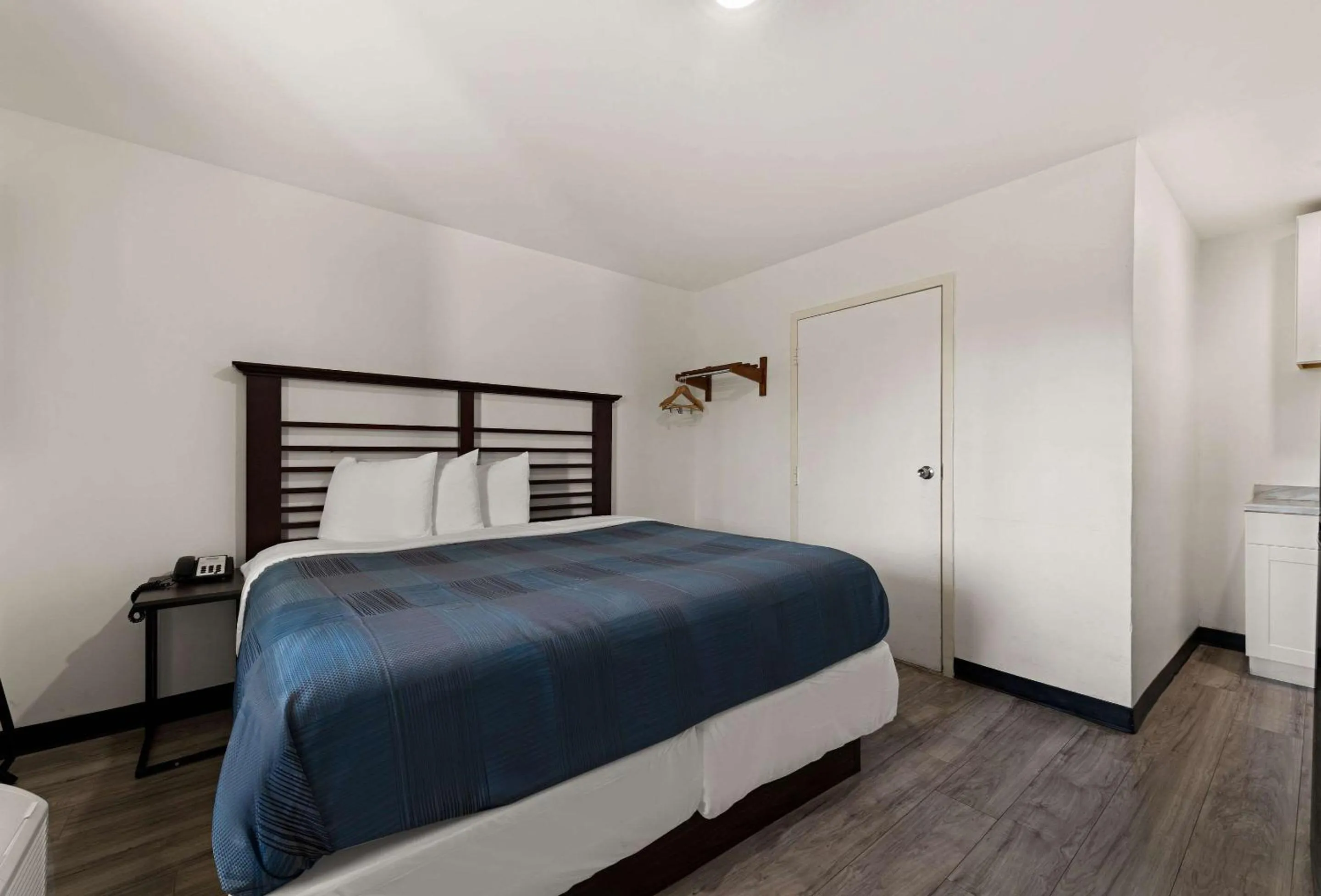 Bedroom, Bed in Rodeway Inn Charlotte Independence Blvd