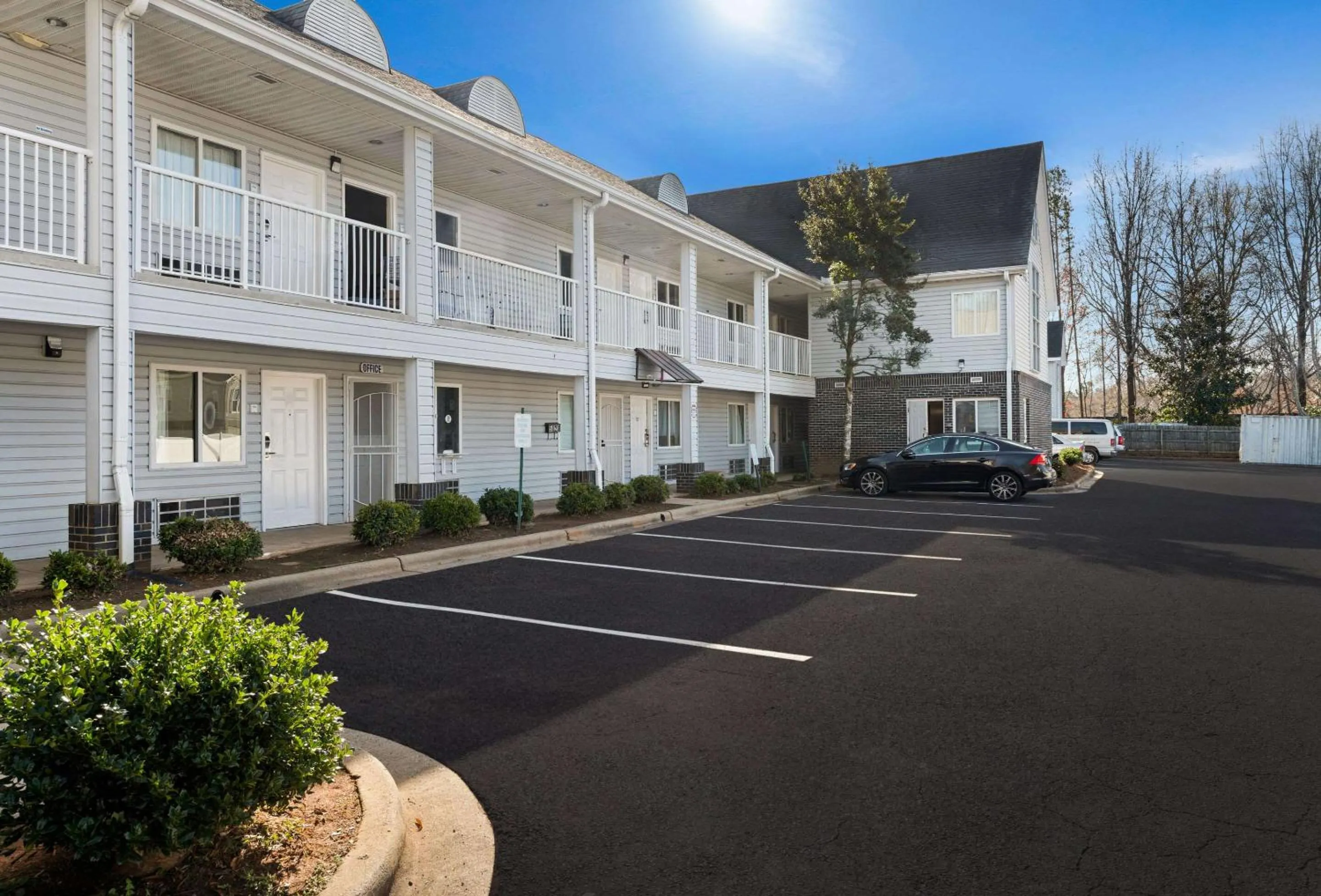 Property building in Rodeway Inn Charlotte Independence Blvd