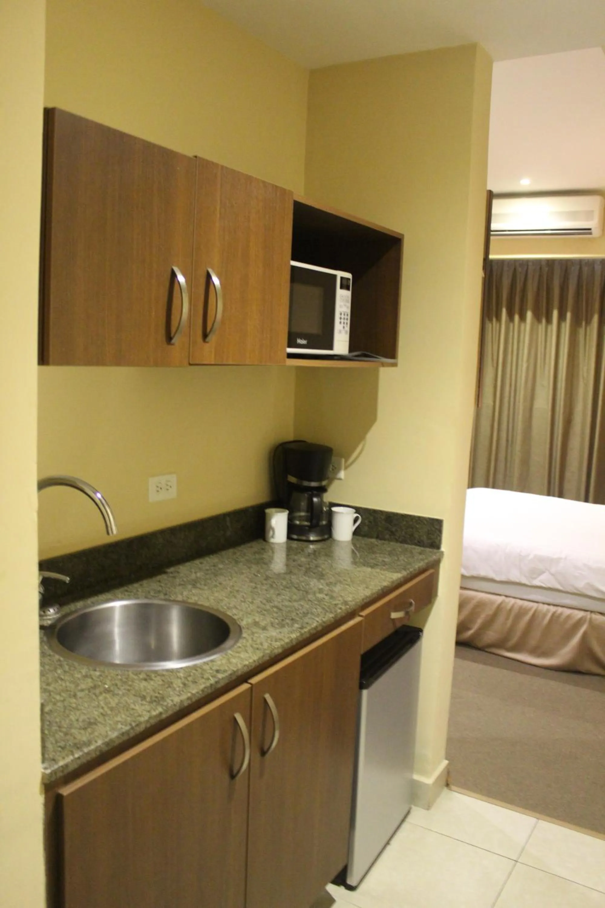 Kitchen or kitchenette, Bed in Central Park Hotel & Casino