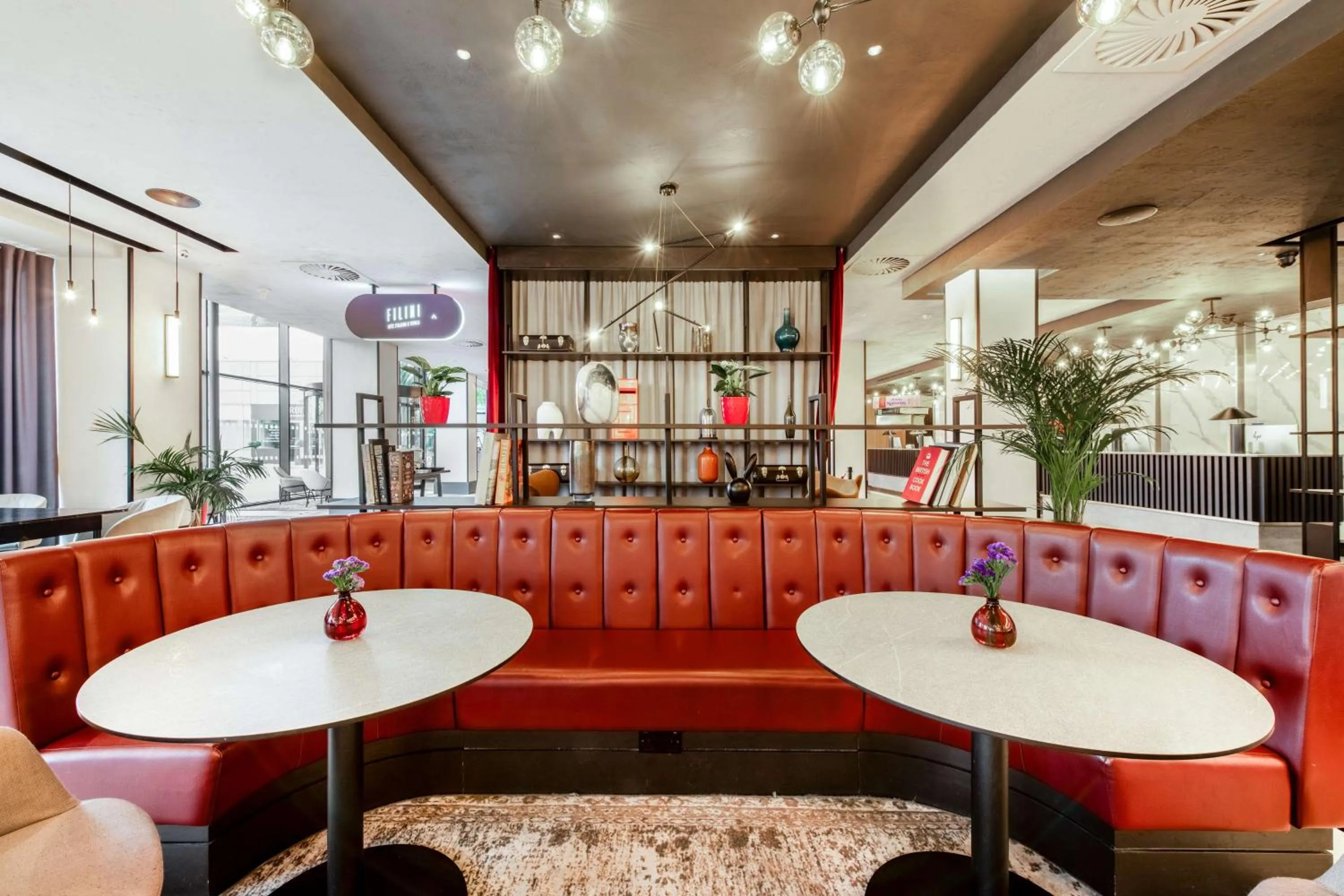 Lounge or bar in Radisson Hotel and Conference Centre London Heathrow