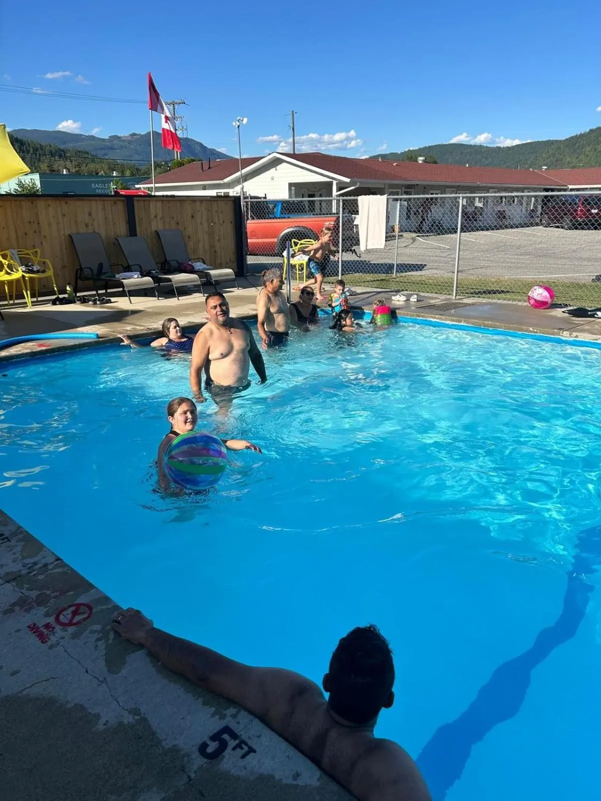 Swimming pool in Paradise Motel