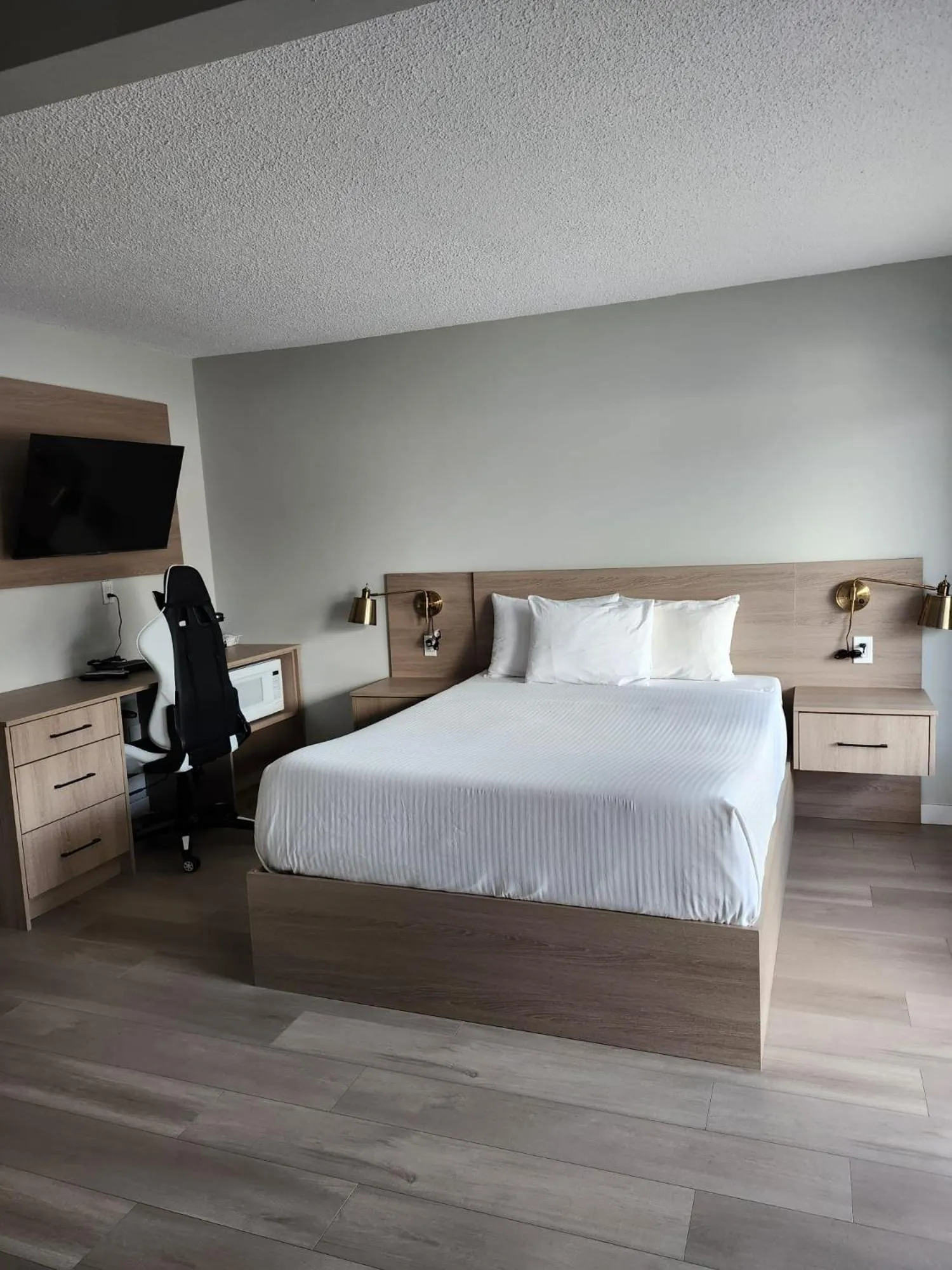 Bed in Paradise Motel