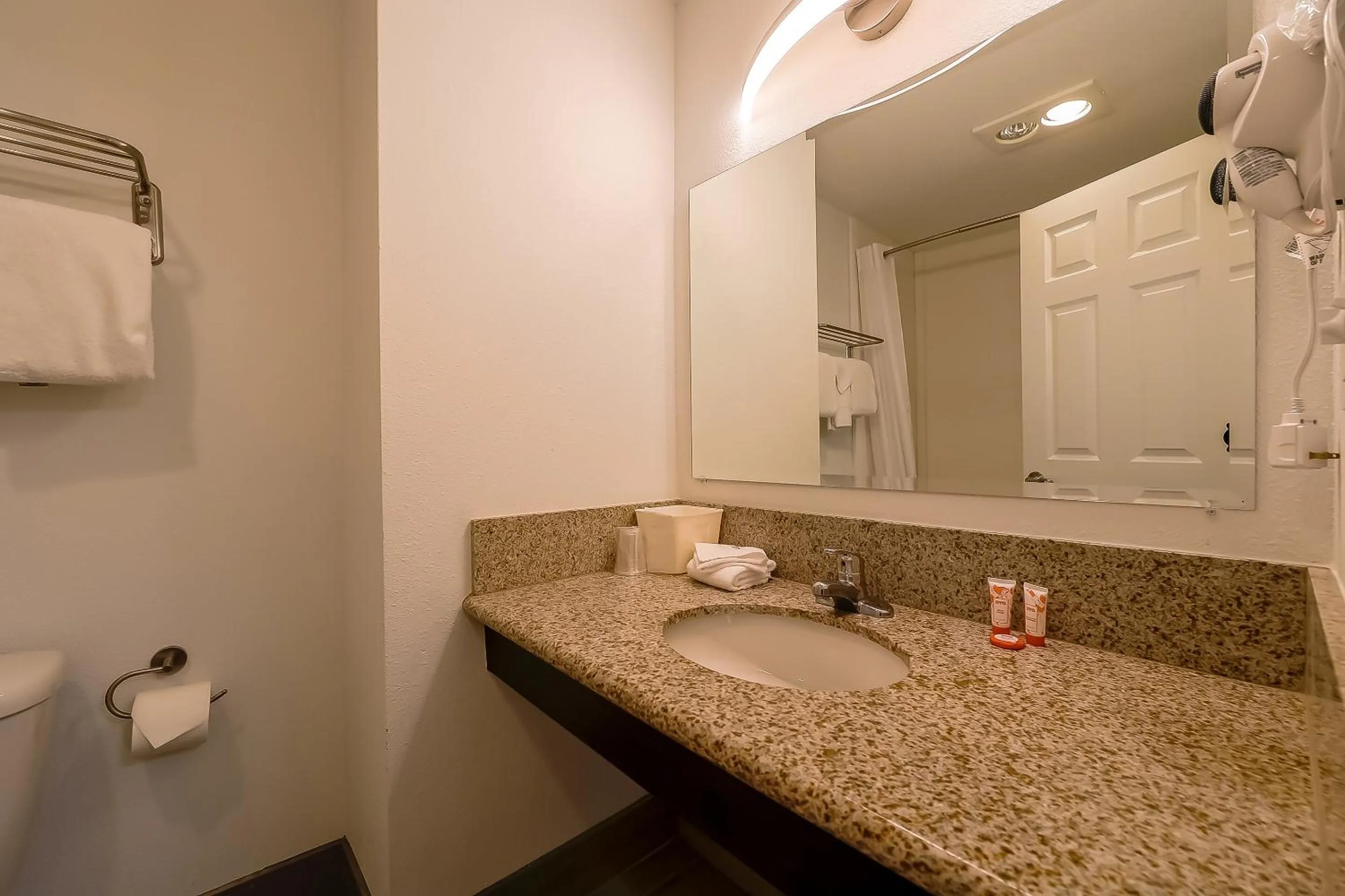 Bathroom in Newport Inn By OYO - Hwy 101