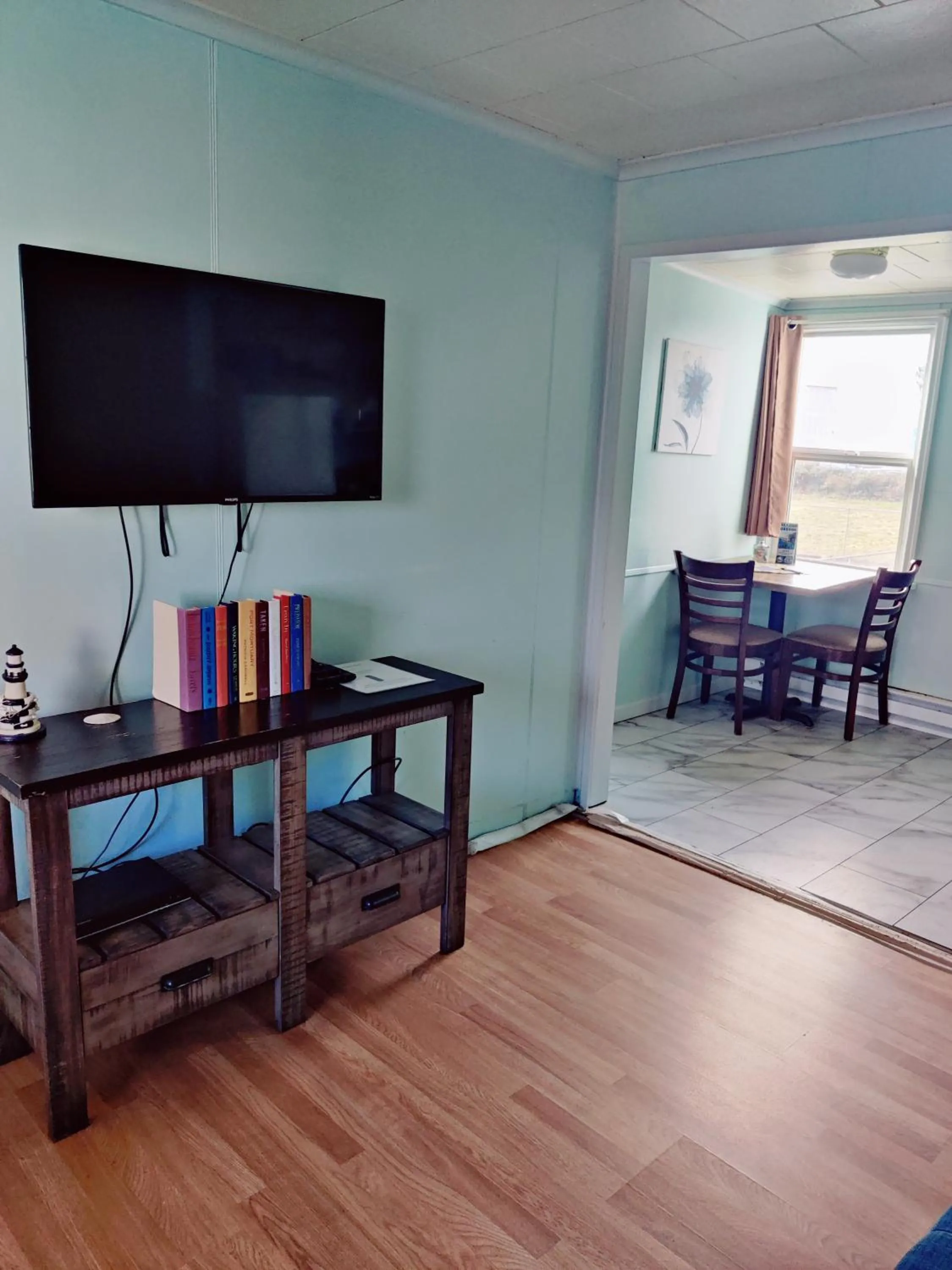 Living room in Hillcrest Inn