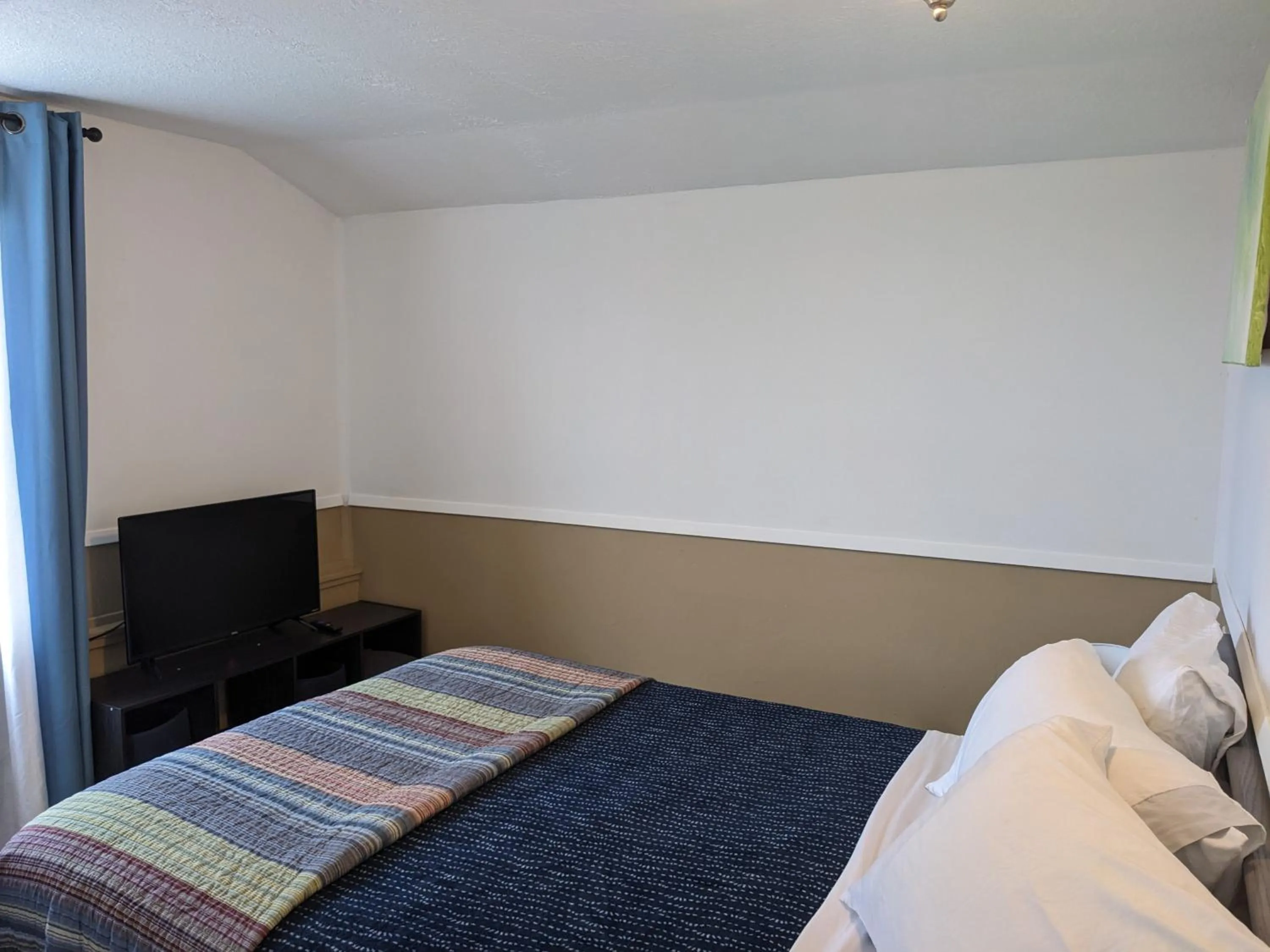 Bedroom, Bed in Hillcrest Inn