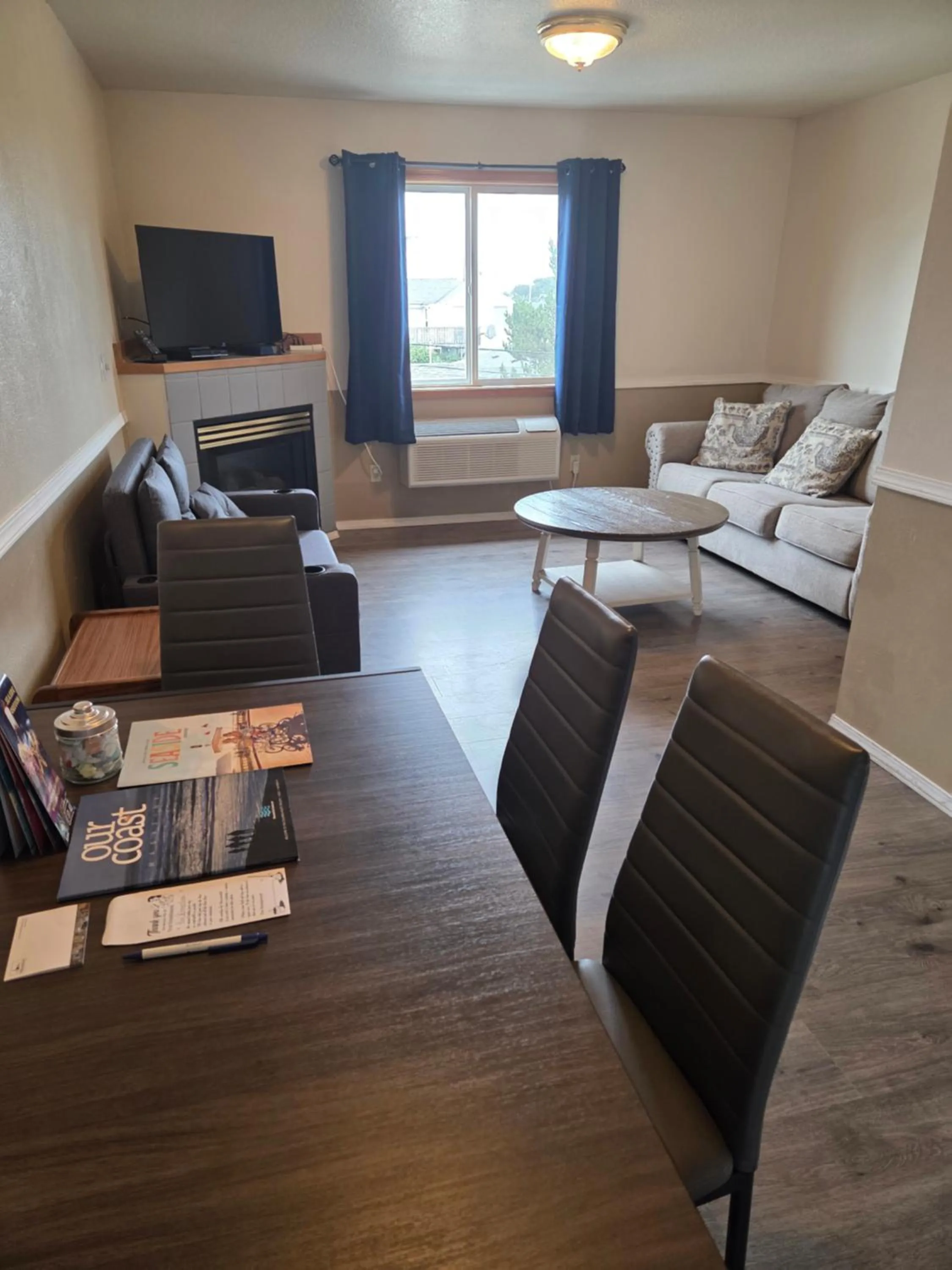 Living room in Hillcrest Inn