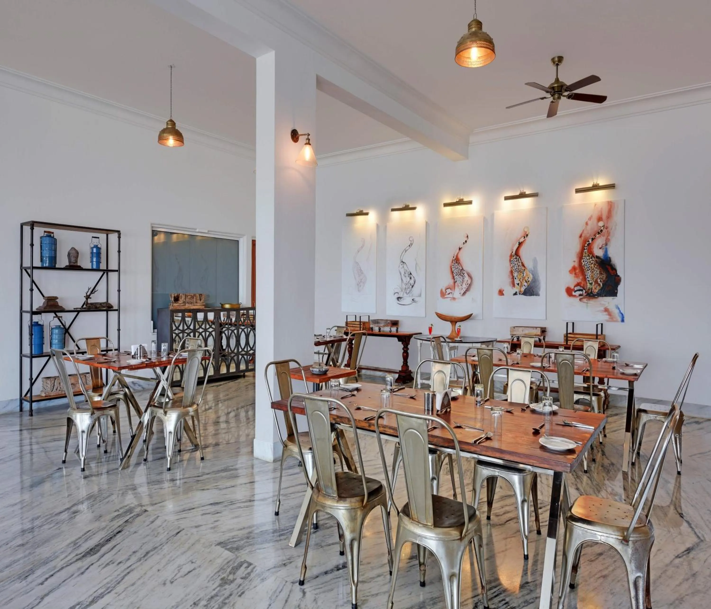 Restaurant/places to eat in Fateh Safari Suites by Fateh Collection